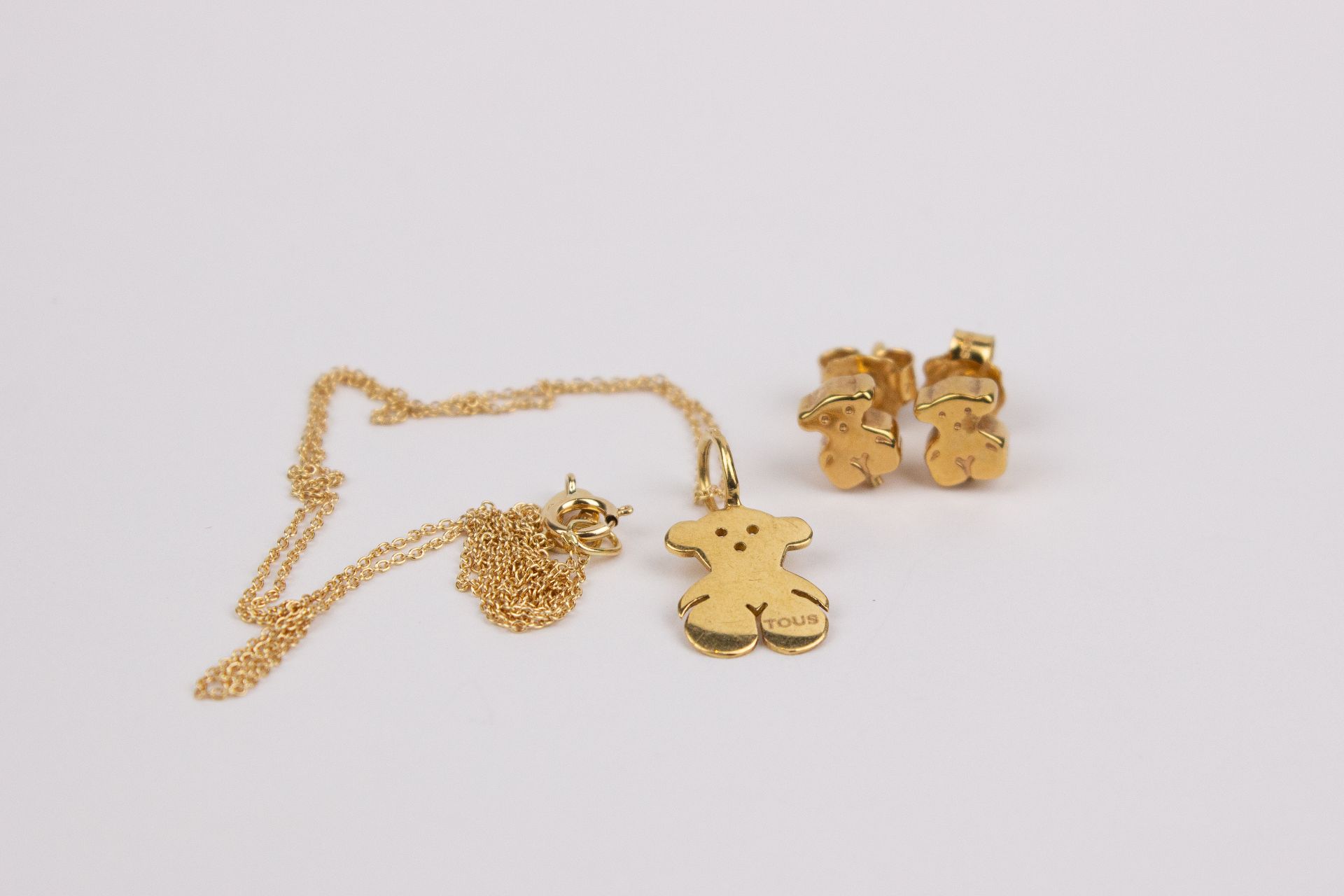 Tous. Set of 18k. yellow gold pendant and earrings