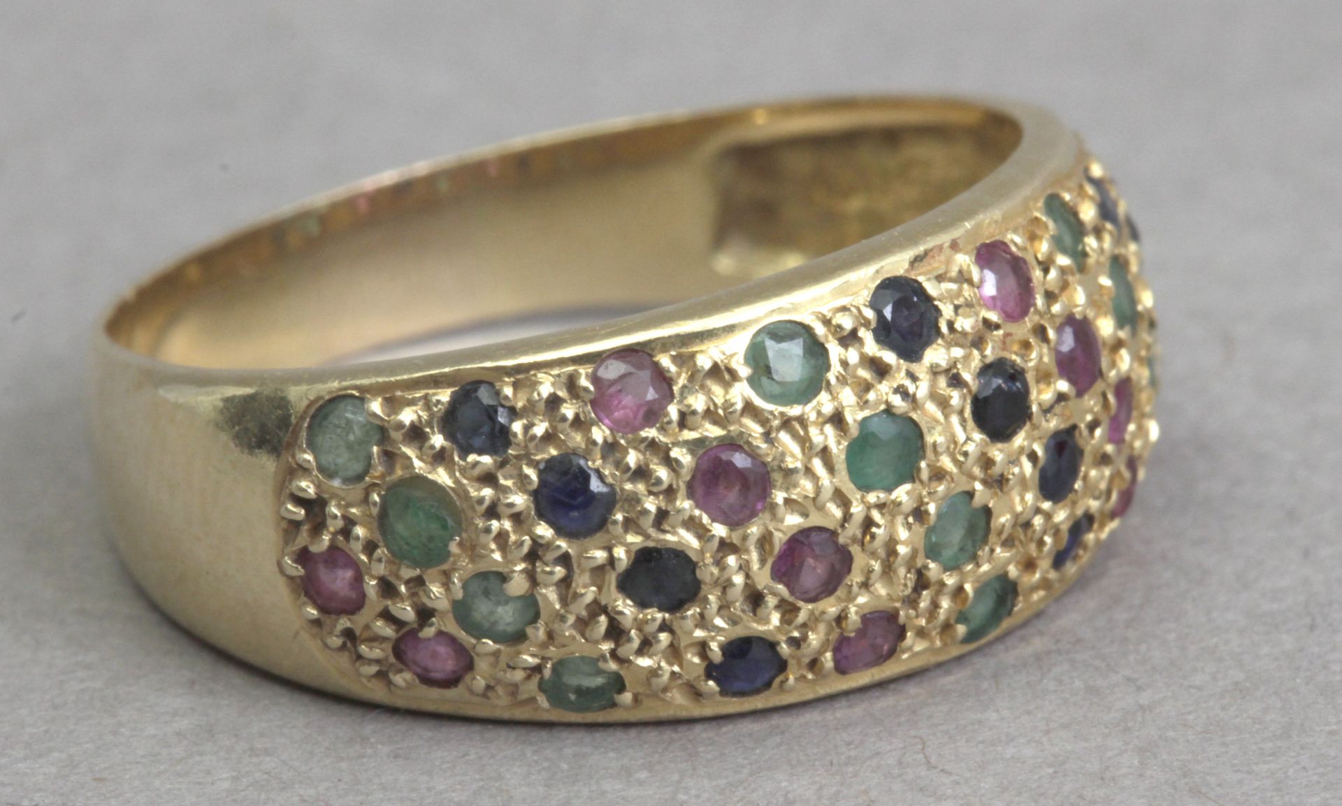 An 18k. Yellow gold, diamonds, emerald and rubies bombe ring - Image 5 of 6