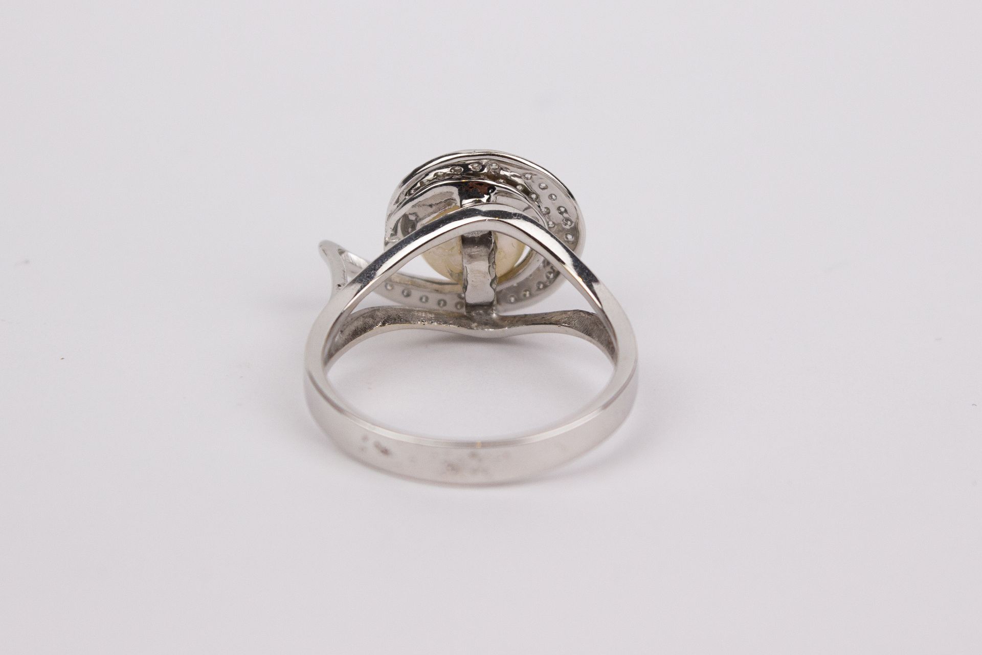 A brilliant cut diamonds and a cultured pearl 18k. white gold cluster ring - Image 2 of 2