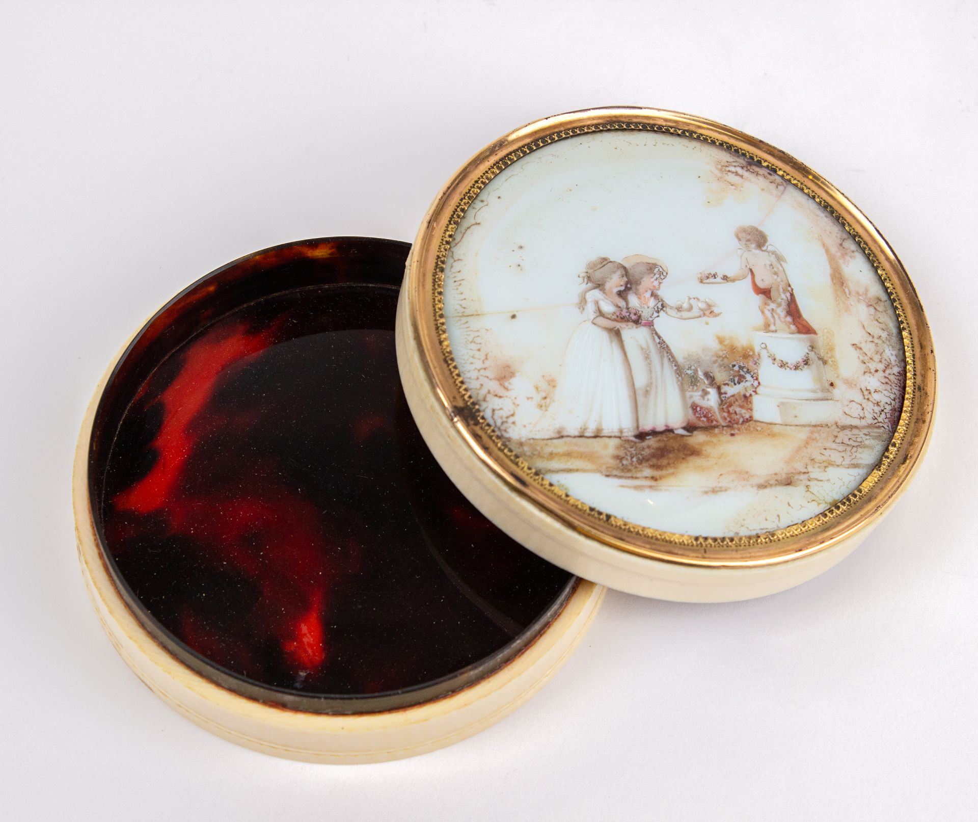 A second half of 18th century French snuff box in carved ivory and tortoiseshell - Bild 2 aus 3