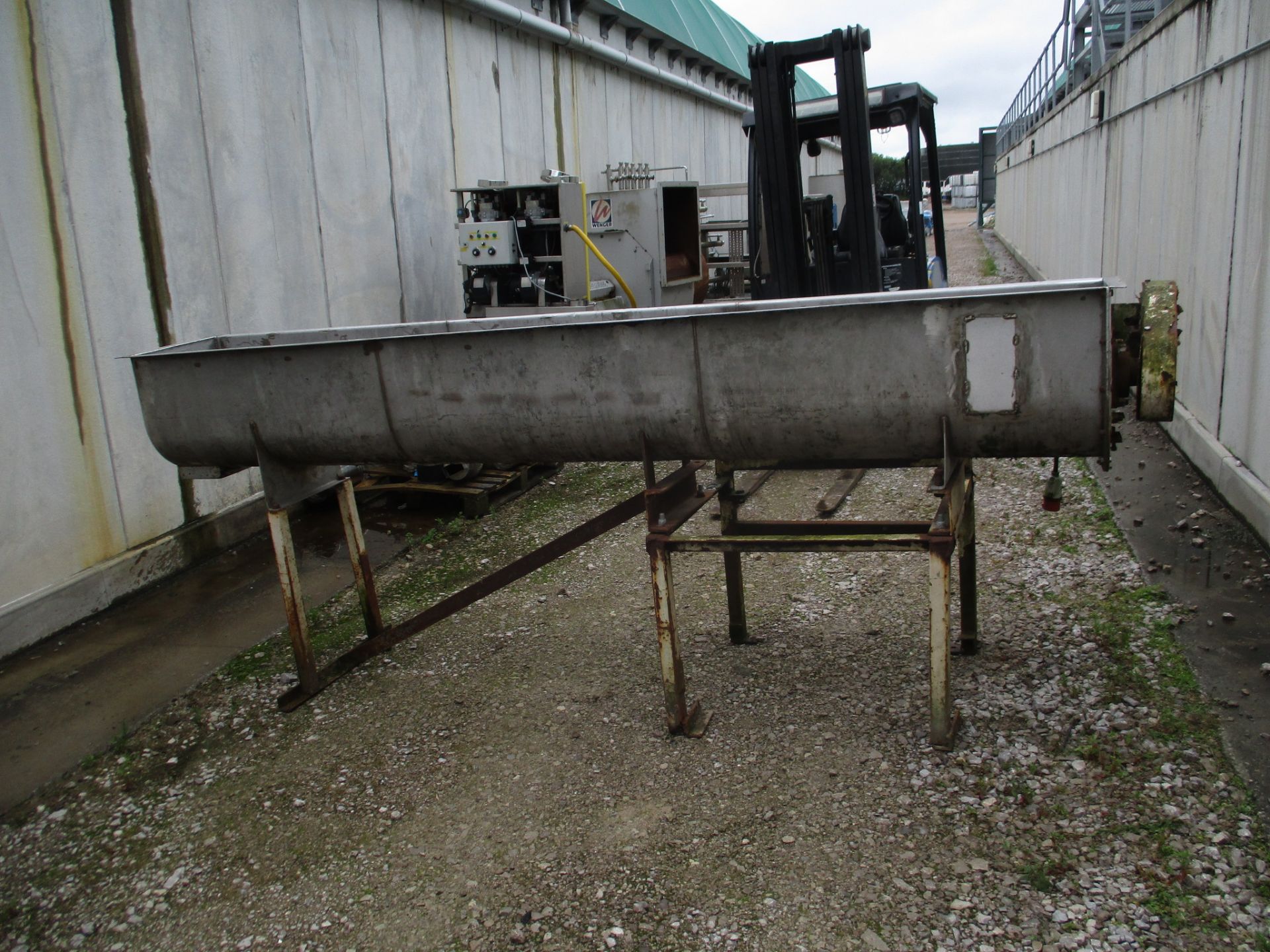 Screw Elevator, approx. 1315cm x 333cm x 44cm (understood to be poor/ working condition), loading