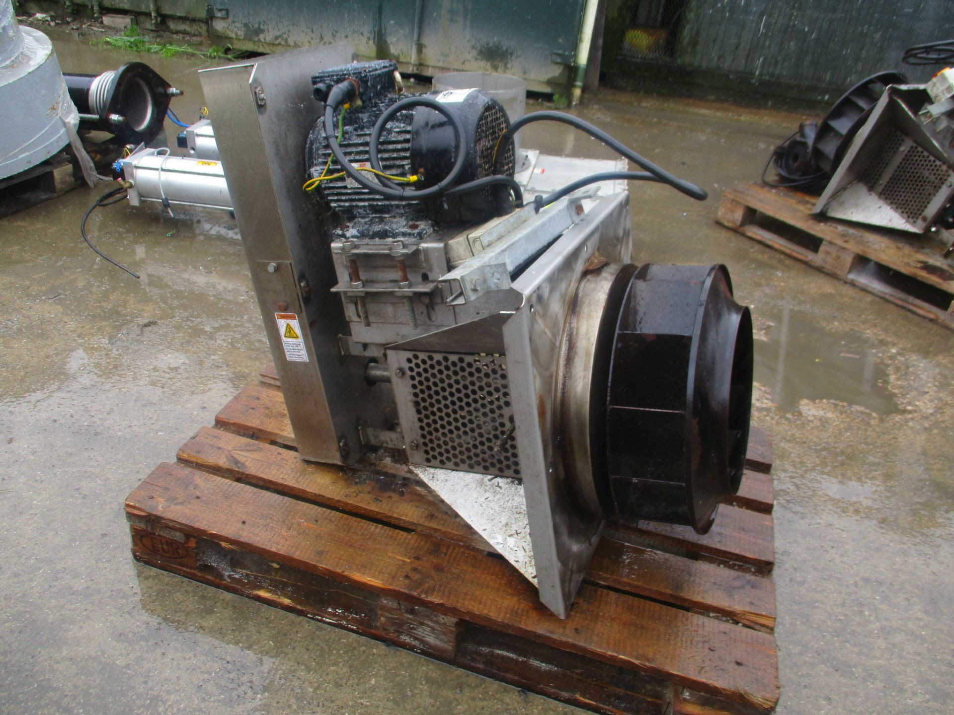 Complete Fan, approx. 78cm x 92cm x 60cm (understood to be good condition), loading free of charge –