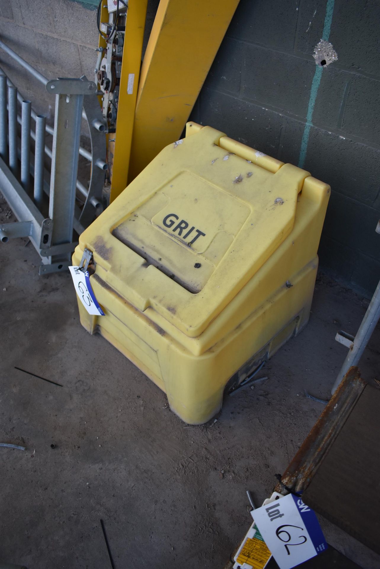 Plastic Grit Bin, with grit contentsPlease read the following important notes:-Removal of Lots ***