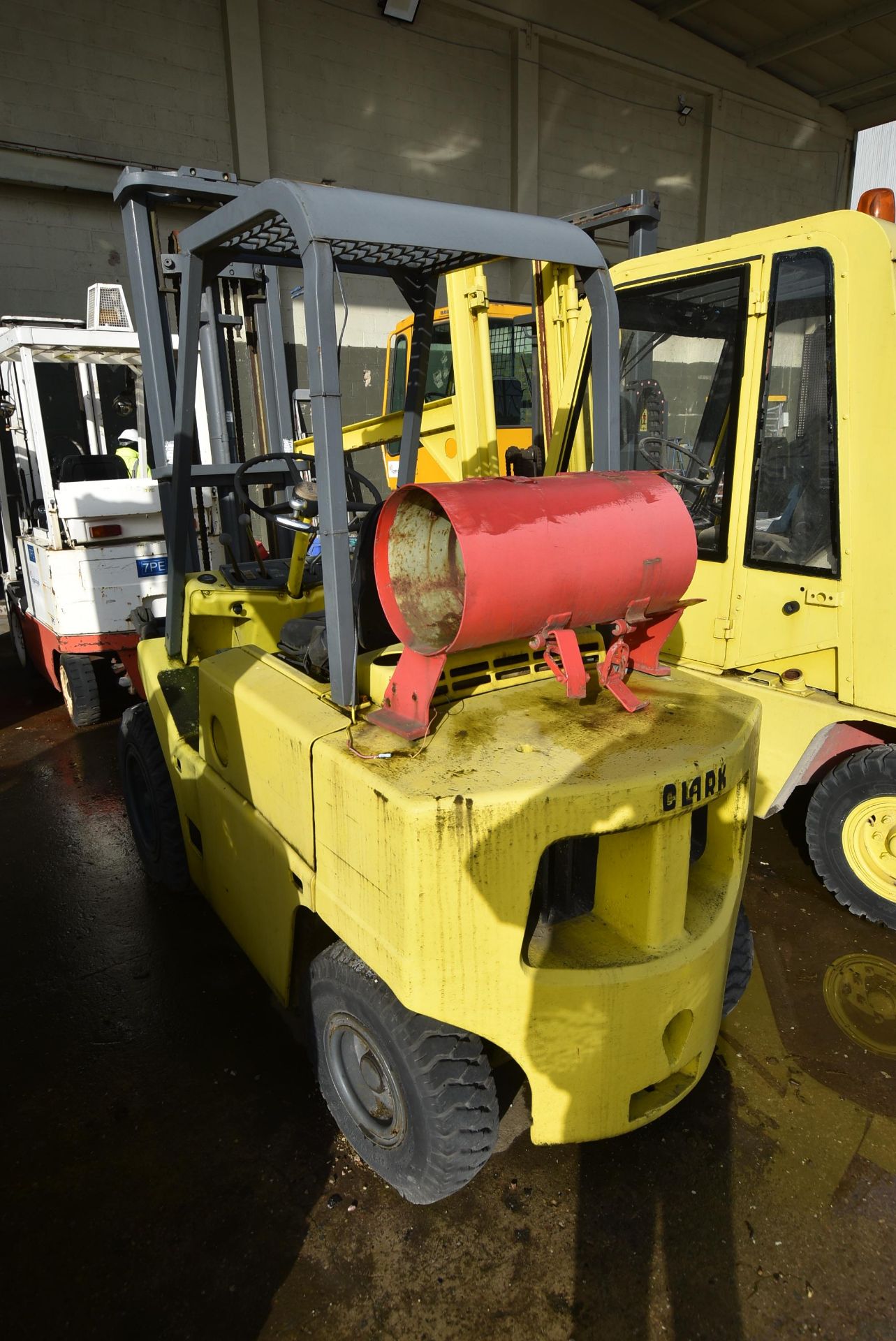 Clarke C500-Y50LPG 5000lb cap. LPG ENGINE FORK LIFT TRUCK, serial no. Y355-389-GEF 2550, indicated - Image 4 of 7