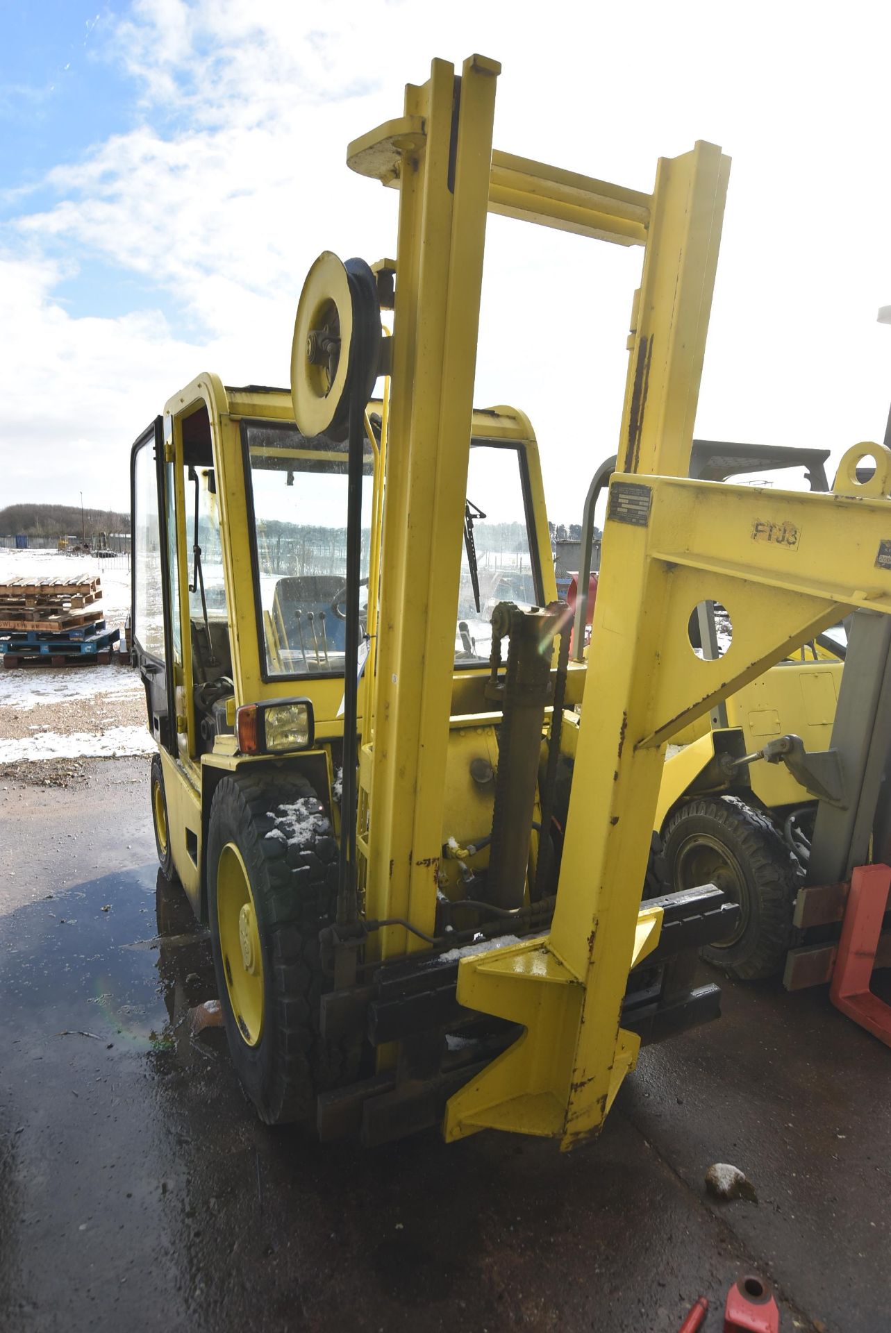 Manitou MCE 25H 2500kg cap. DIESEL ENGINE ROUGH TERRAIN FORK LIFT TRUCK, serial no. 93943, series - Image 3 of 11