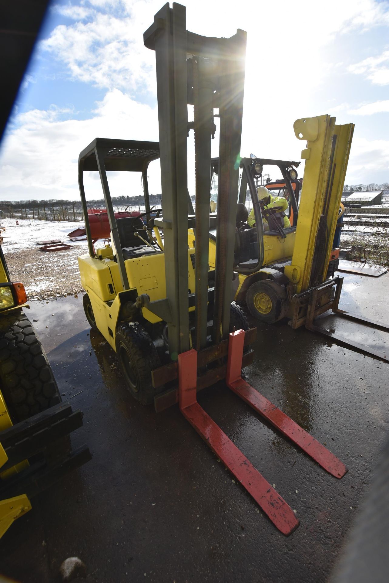 Clarke C500-Y50LPG 5000lb cap. LPG ENGINE FORK LIFT TRUCK, serial no. Y355-389-GEF 2550, indicated - Image 2 of 7