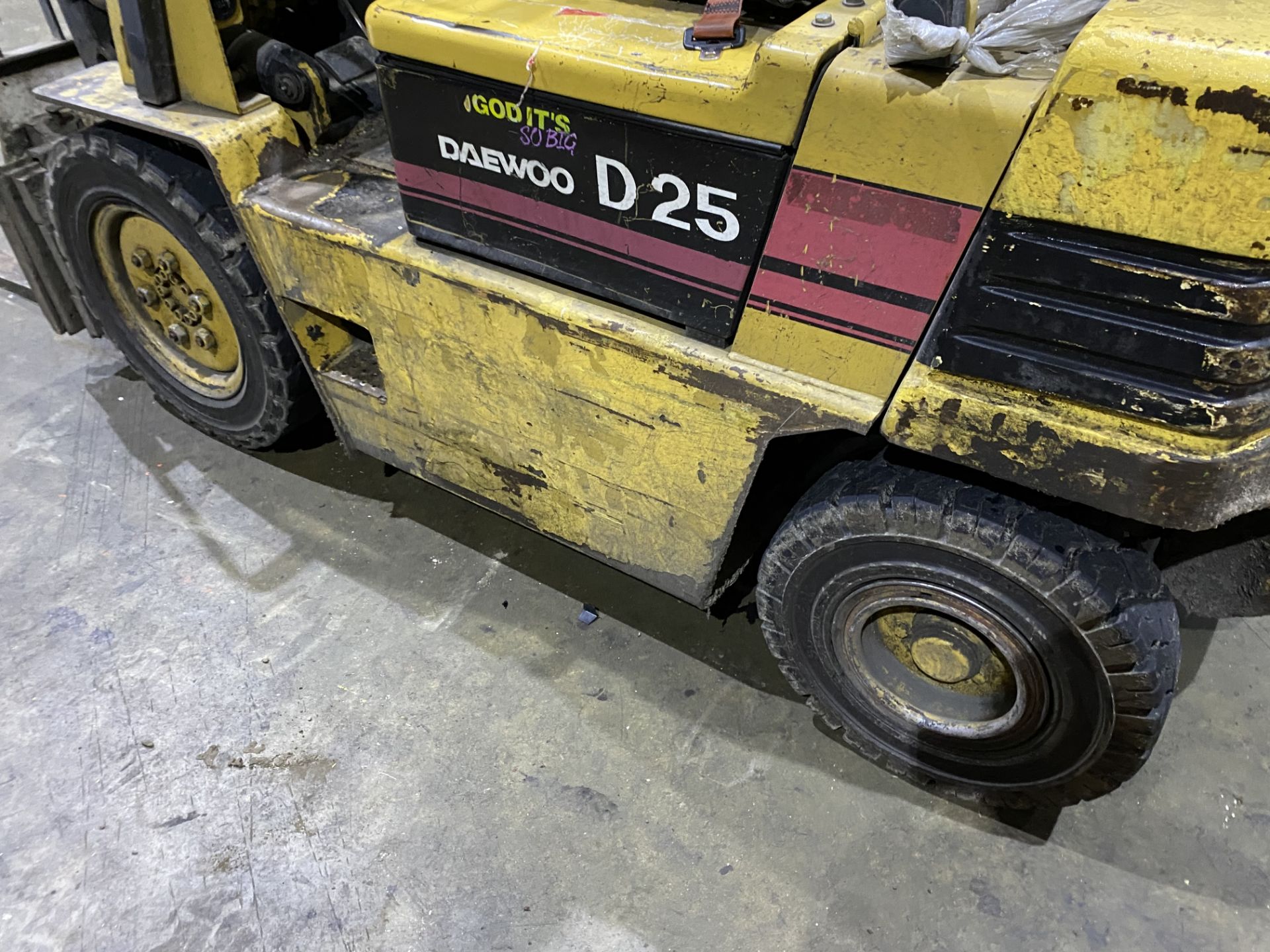 Daewoo D25 2500KG CAP. DIESEL ENGINE FORK LIFT TRUCK, serial no. 14-00478, type D, year of - Image 9 of 10