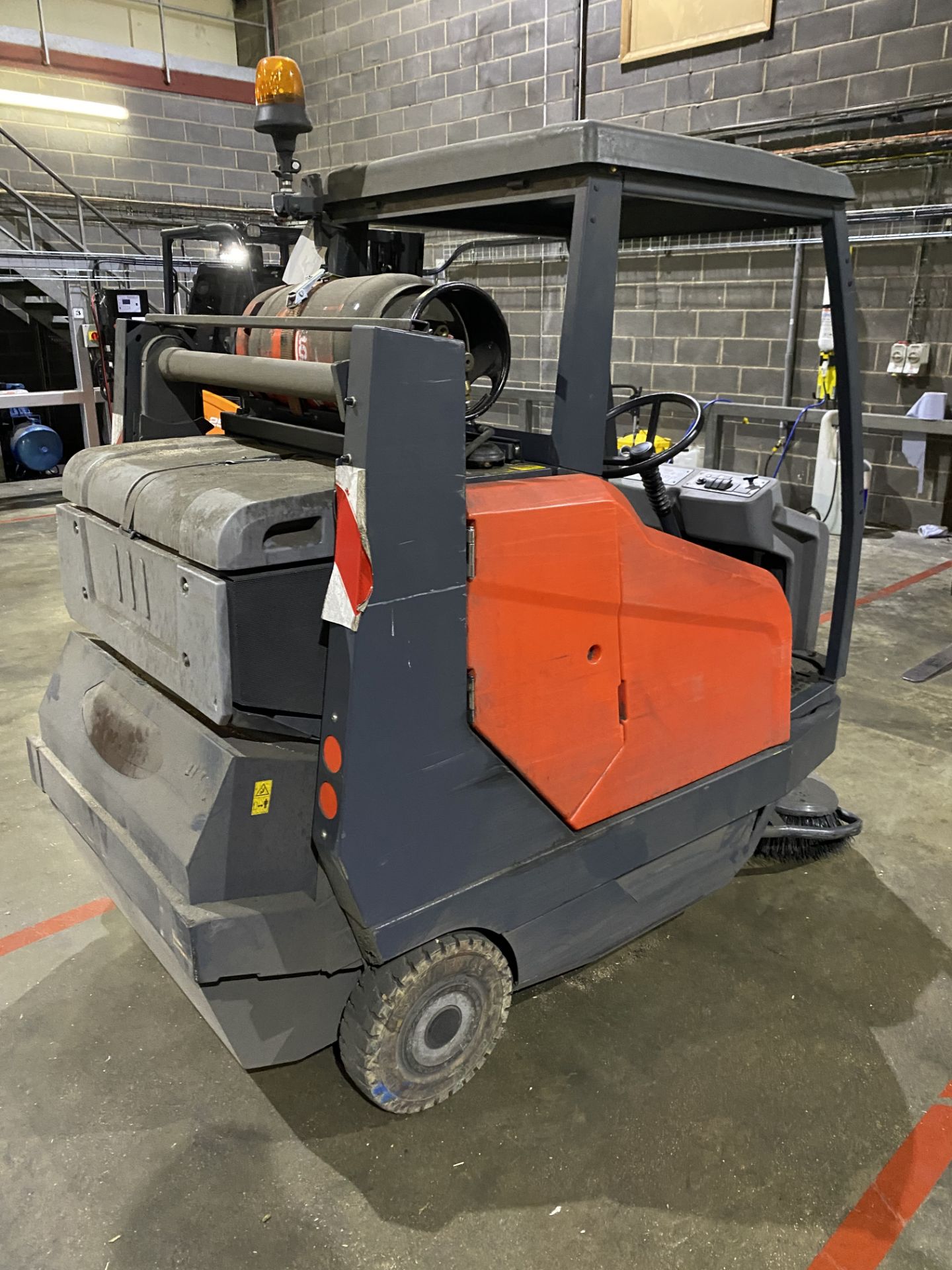 Hako P1500RH SWEEPMASTER LPG ENGINE RIDE ON FLOOR SWEEPER, serial no. 546410 6 0299 5, year of - Image 5 of 7