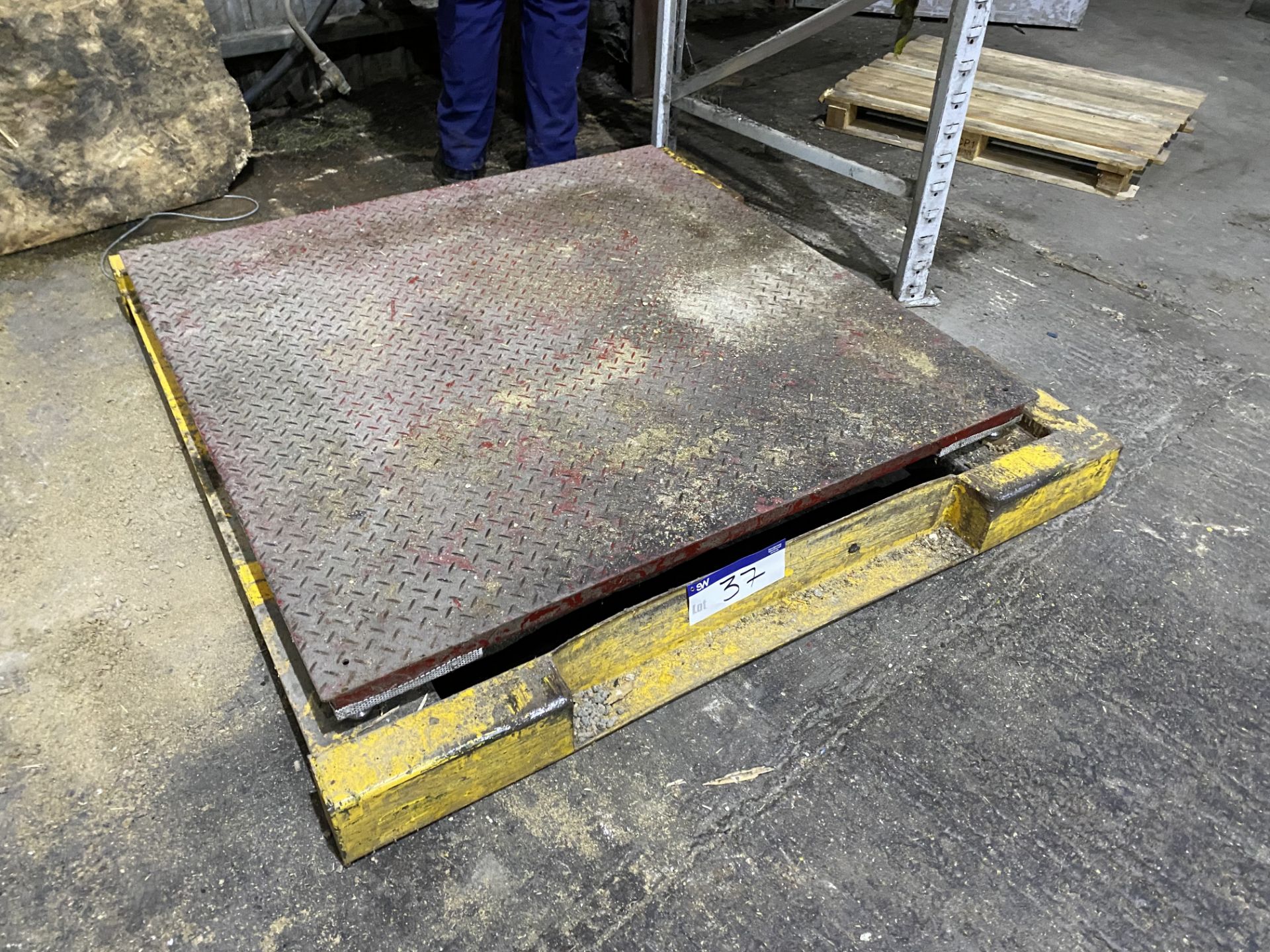 Load Cell Weighing Platform, with approx. 1.5m x 1.5m chequer plate load cell platform, steel