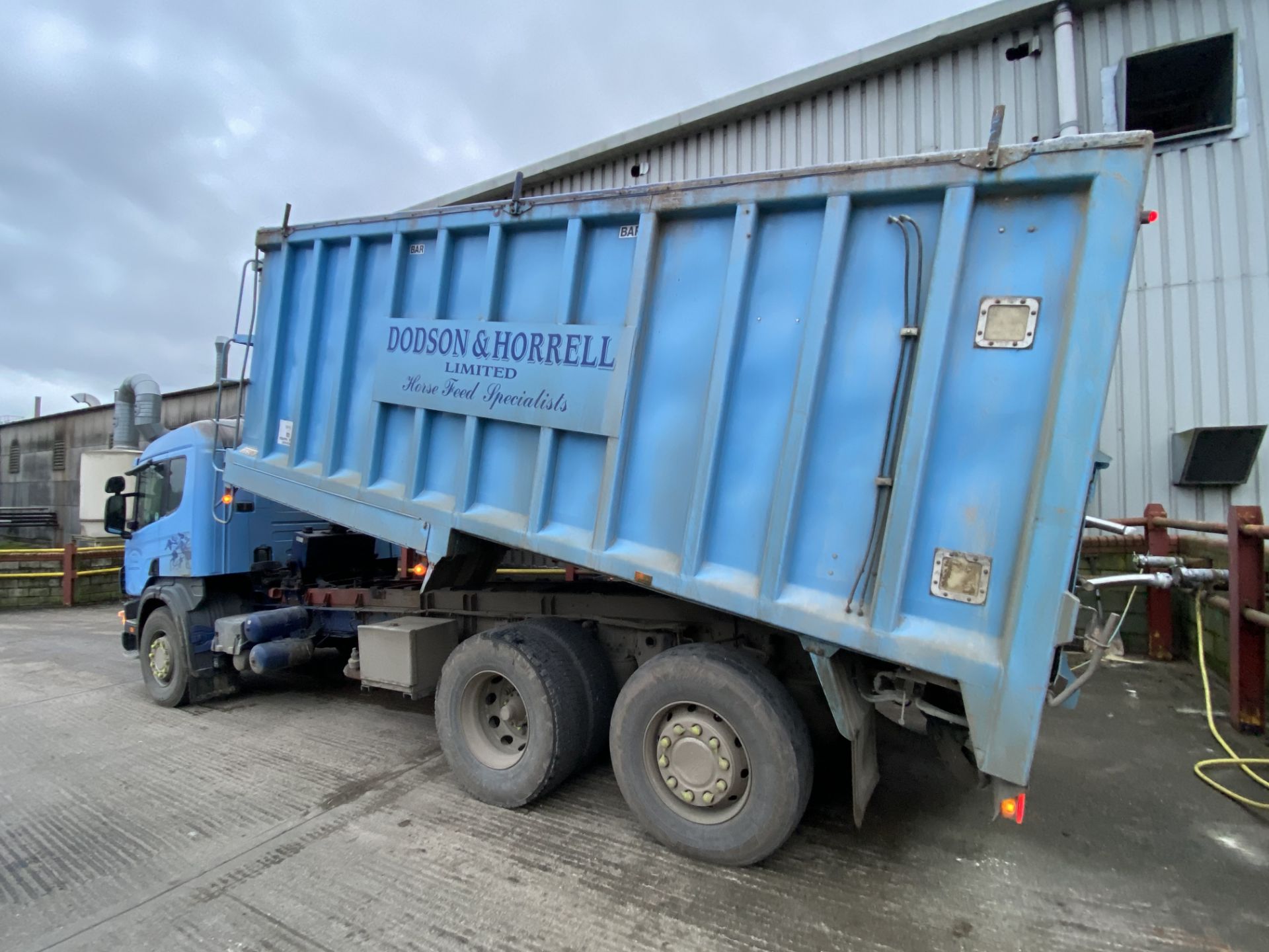 Scania 94D 300 6x2 BULK TIPPER TRUCK, registration no. Y664 PNH, date first registered 29/06/01, - Image 3 of 3