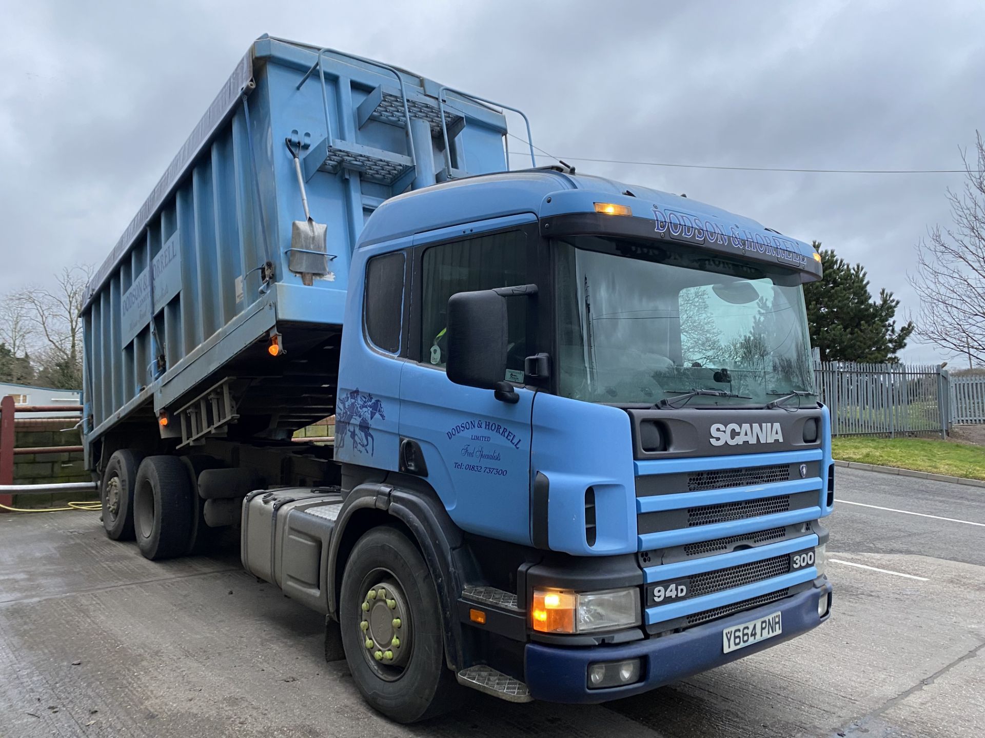 Scania 94D 300 6x2 BULK TIPPER TRUCK, registration no. Y664 PNH, date first registered 29/06/01, - Image 2 of 3