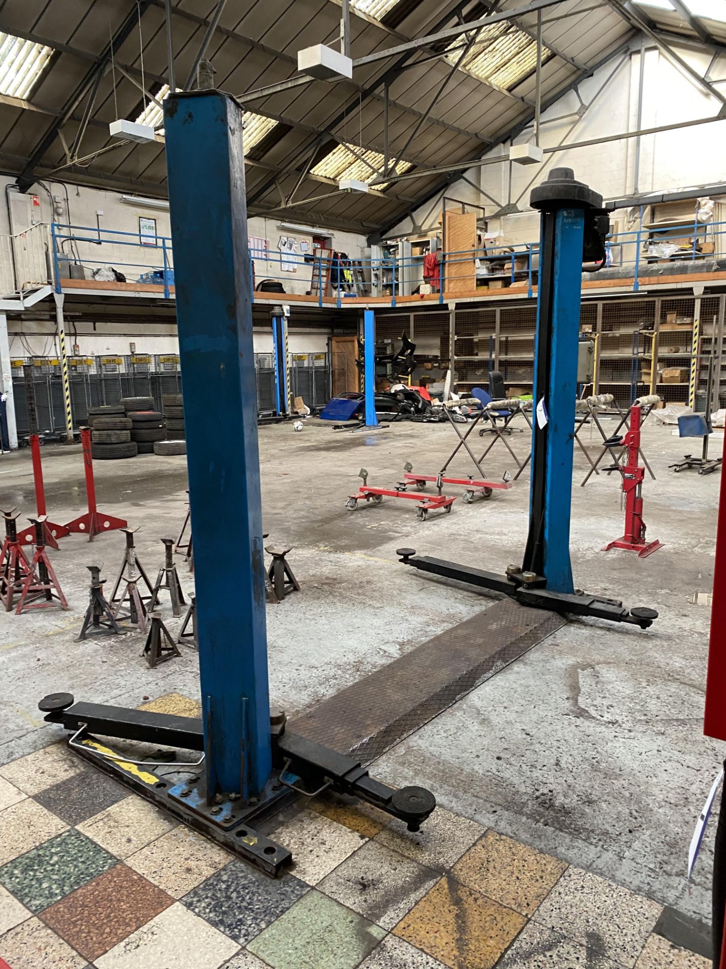 Hofmann Europa II 2.5ton TWO POST VEHICLE LIFT, year of manufacture 1999 - Image 3 of 5