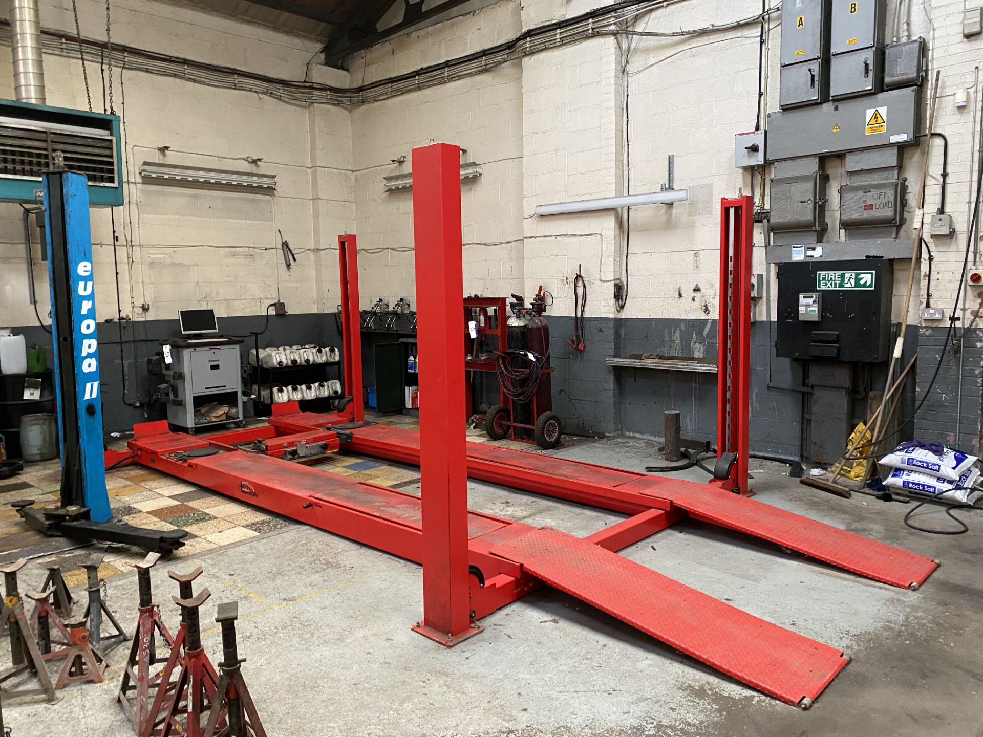 Space SQ406E 4000kg FOUR POST VEHICLE RAMP/ LIFT, serial no. 102057S3, year of manufacture 2016,