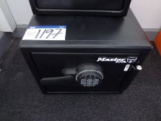 MASTERLOCK electronic combination safe (no combina