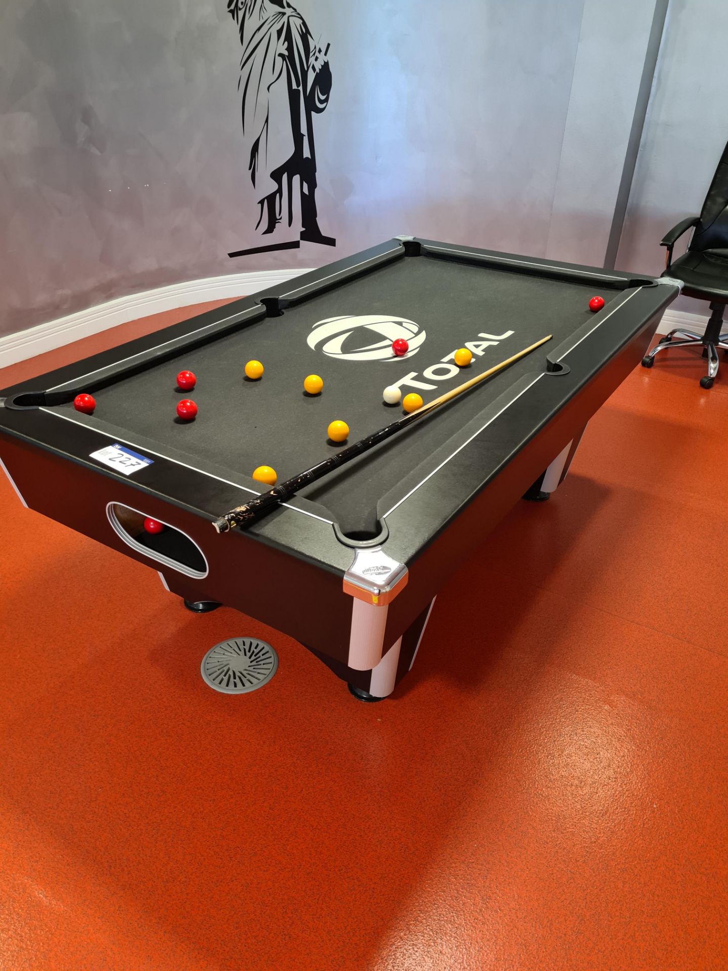 Pool Table with 1 cue and set of pool balls (Locat