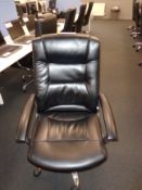 Five black leather effect swivel office chairs (Th
