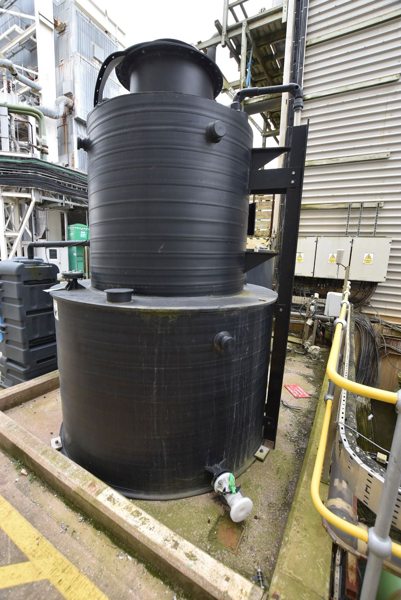 Chem Resist BUNDED SULPHURIC ACID STORAGE TANK, working volume 3,300 litres, year of manufacture Feb - Image 2 of 7