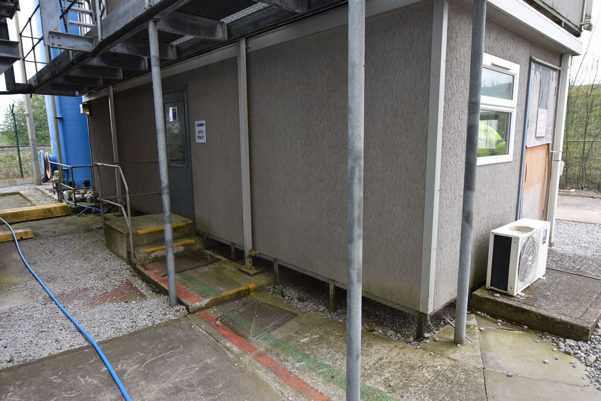 Portable Jackleg Office Building, 9.5m long x 3m wide, with internal partitioning forming toilet, - Image 2 of 9