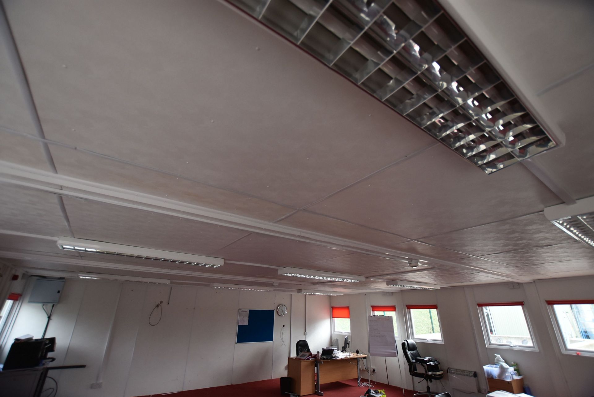 Three Section Office Building, approx. 8.2m x 8.8m (reserve removal), with residual office furniture - Image 6 of 6