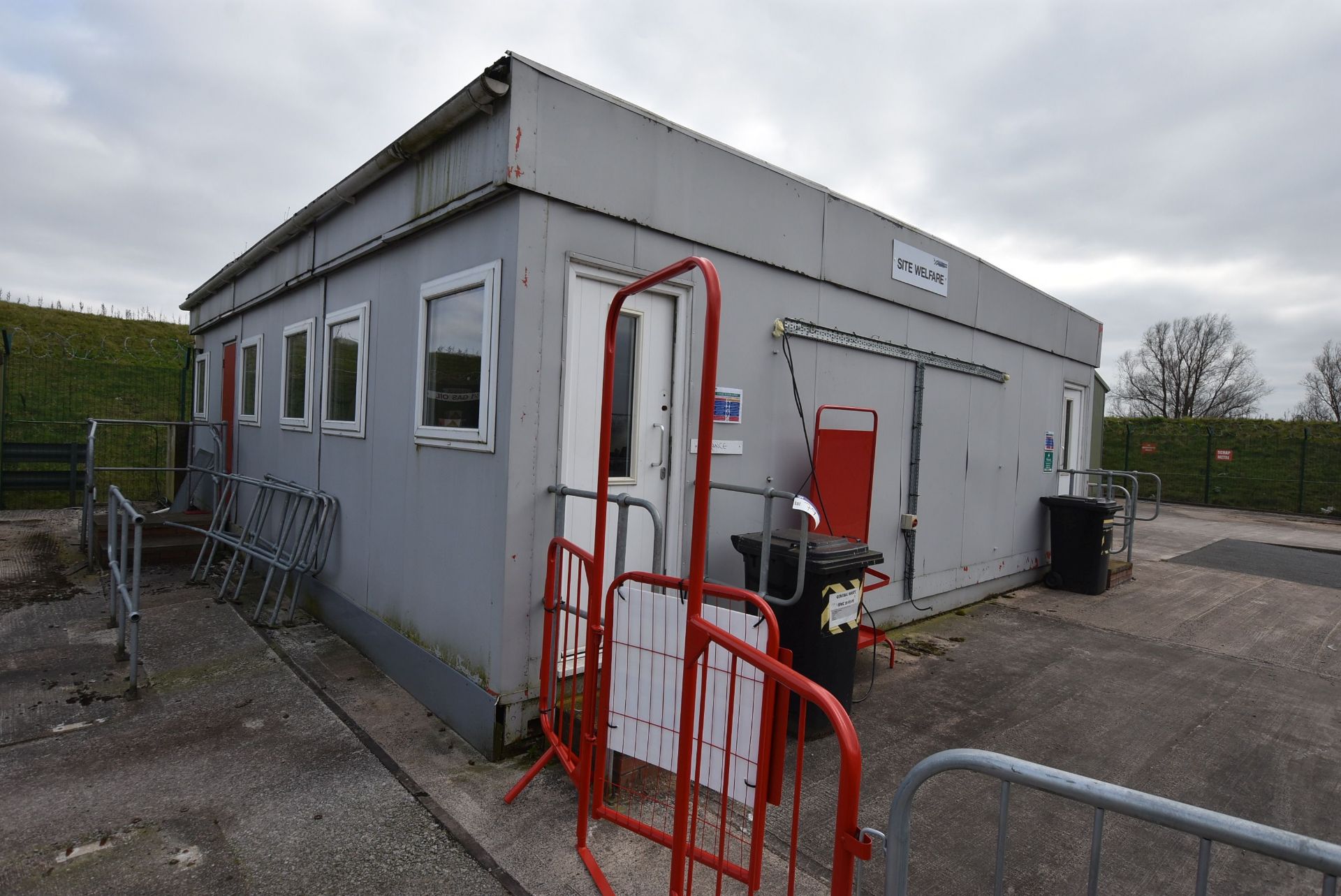 Three Section Office Building, approx. 8.2m x 8.8m (reserve removal), with residual office furniture