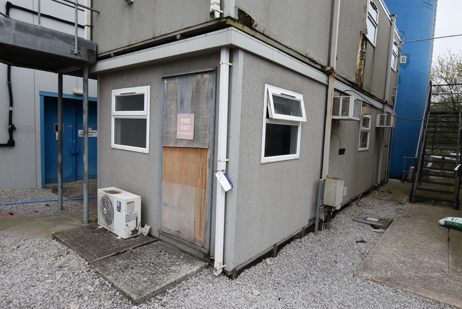 Portable Jackleg Office Building, 9.5m long x 3m wide, with internal partitioning forming toilet,