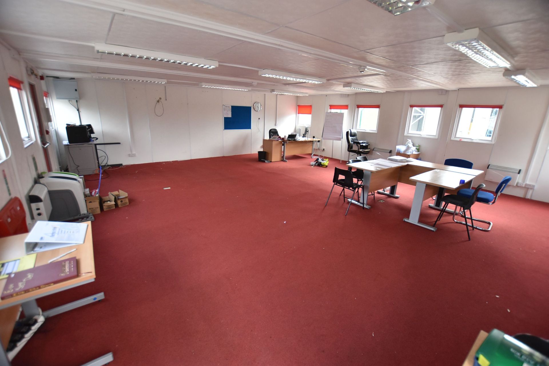 Three Section Office Building, approx. 8.2m x 8.8m (reserve removal), with residual office furniture - Image 5 of 6