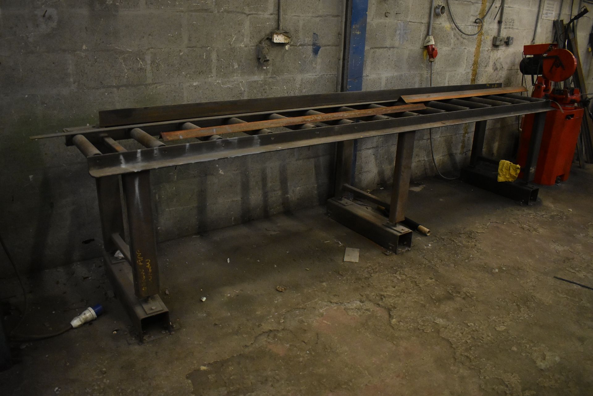 Roller Feed Table, 4m long x 500mm wide on rollers - Image 2 of 2