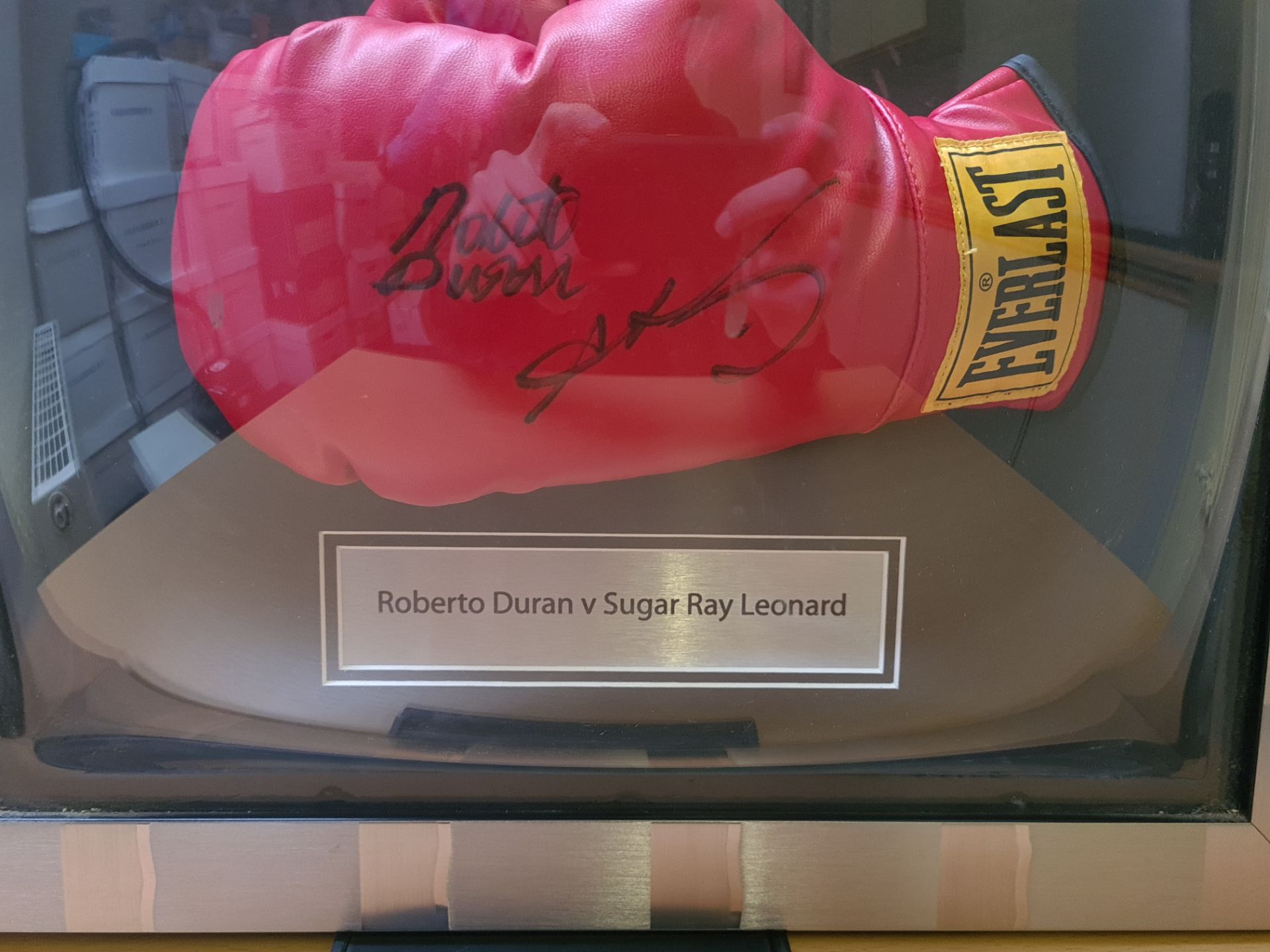 Signed Framed Photo and S Boxing Glove (Roberto Duran v Sugar Ray Leonard), signed by Duran and - Image 2 of 4