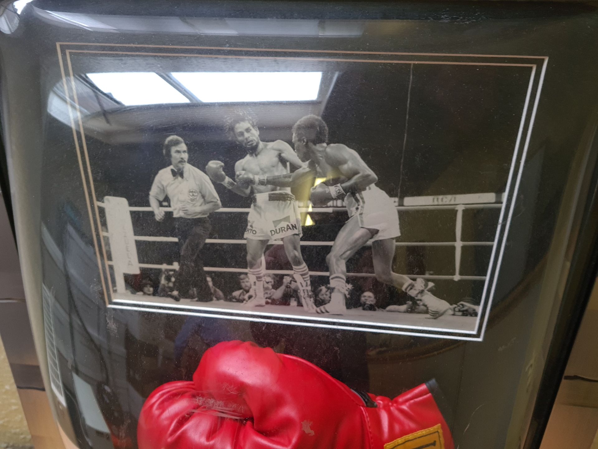 Signed Framed Photo and S Boxing Glove (Roberto Duran v Sugar Ray Leonard), signed by Duran and - Image 3 of 4