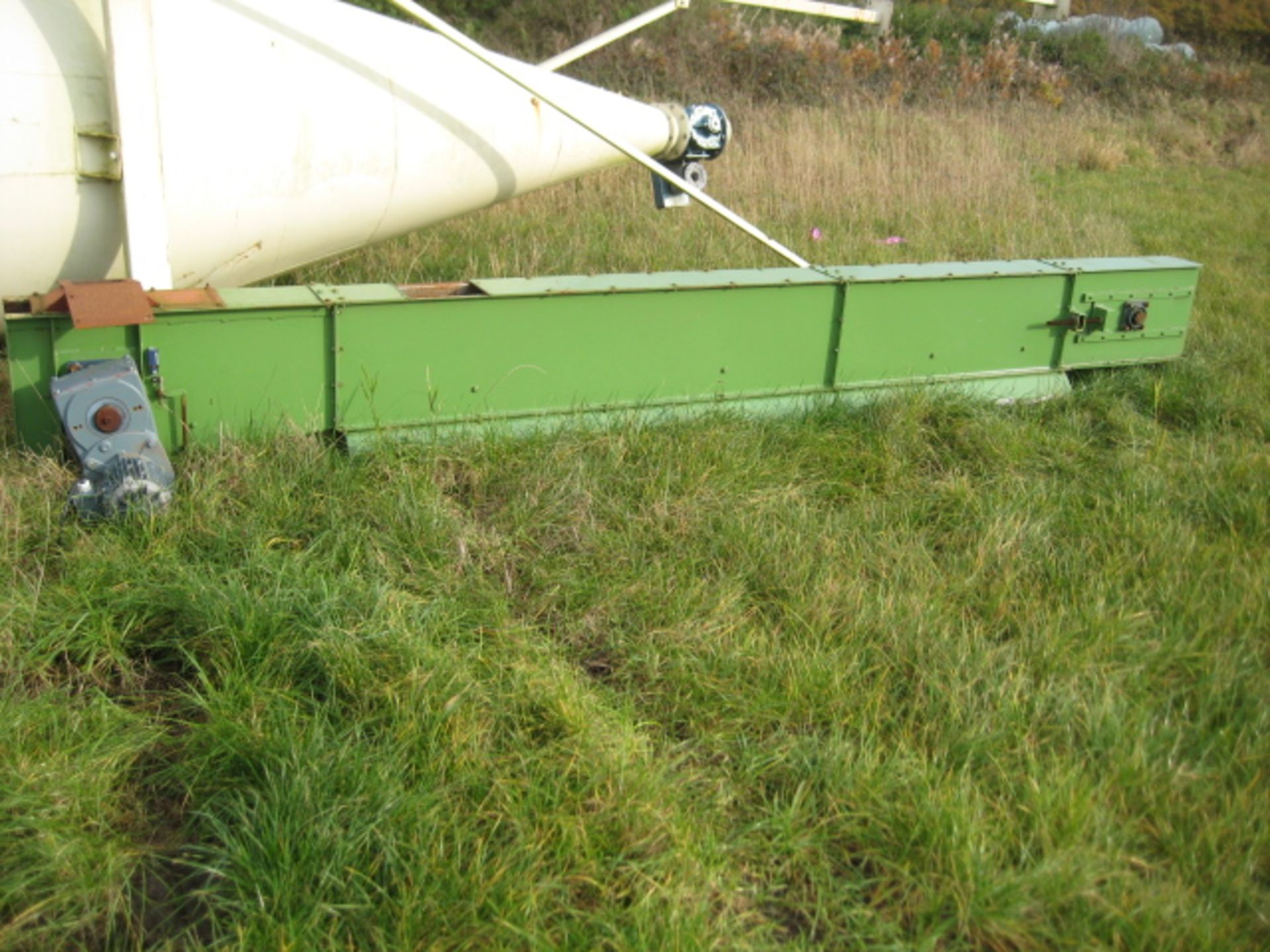 100mm Chain & Flight Conveyor, approx. 5m long, with a body depth of 450mm and an intake hopper 3m - Image 2 of 6