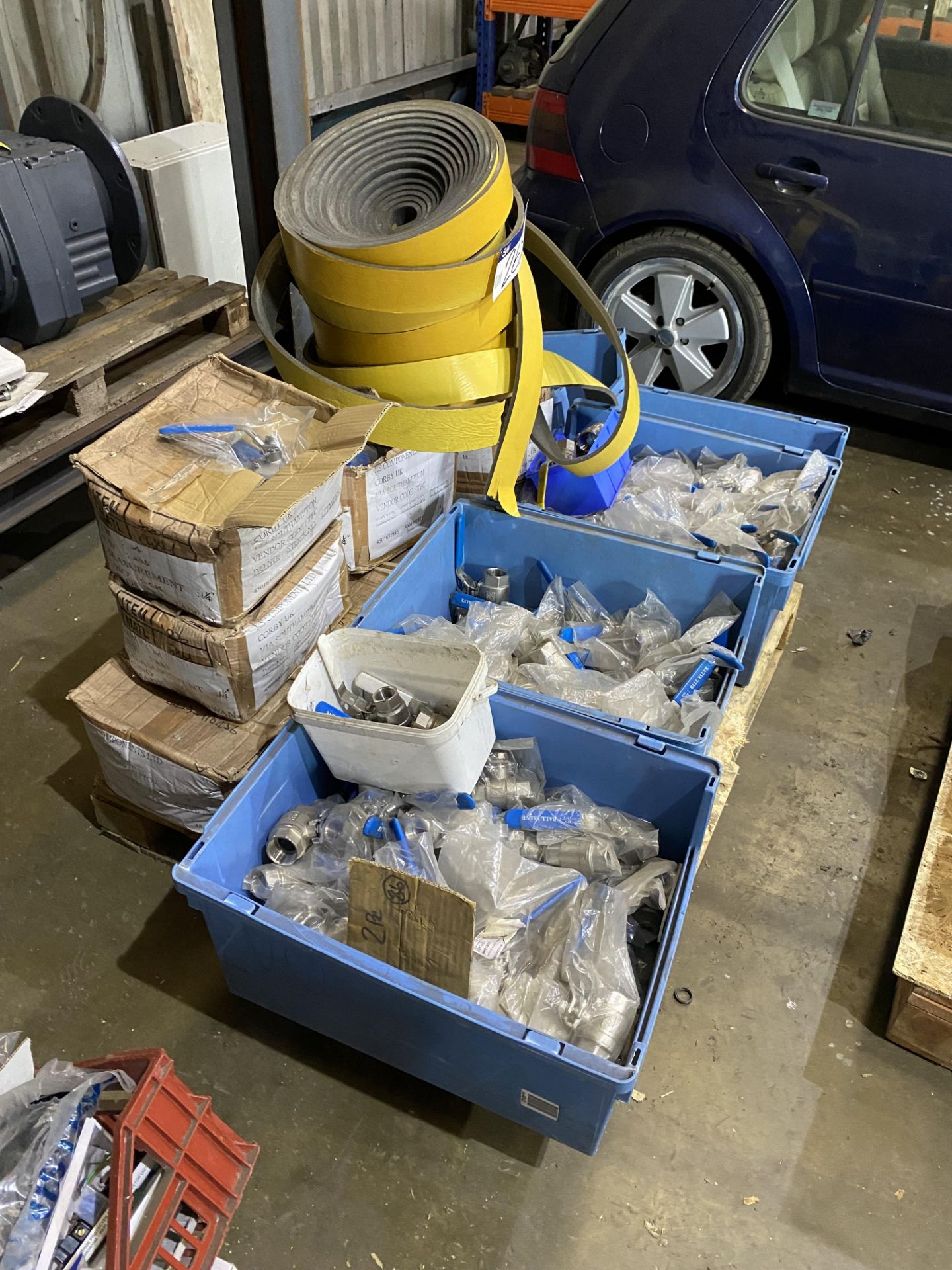 ASSORTED EQUIPMENT INCLUDING MAINLY STAINLESS STEEL BALL VALVES, on pallet, including mainly - Image 2 of 6