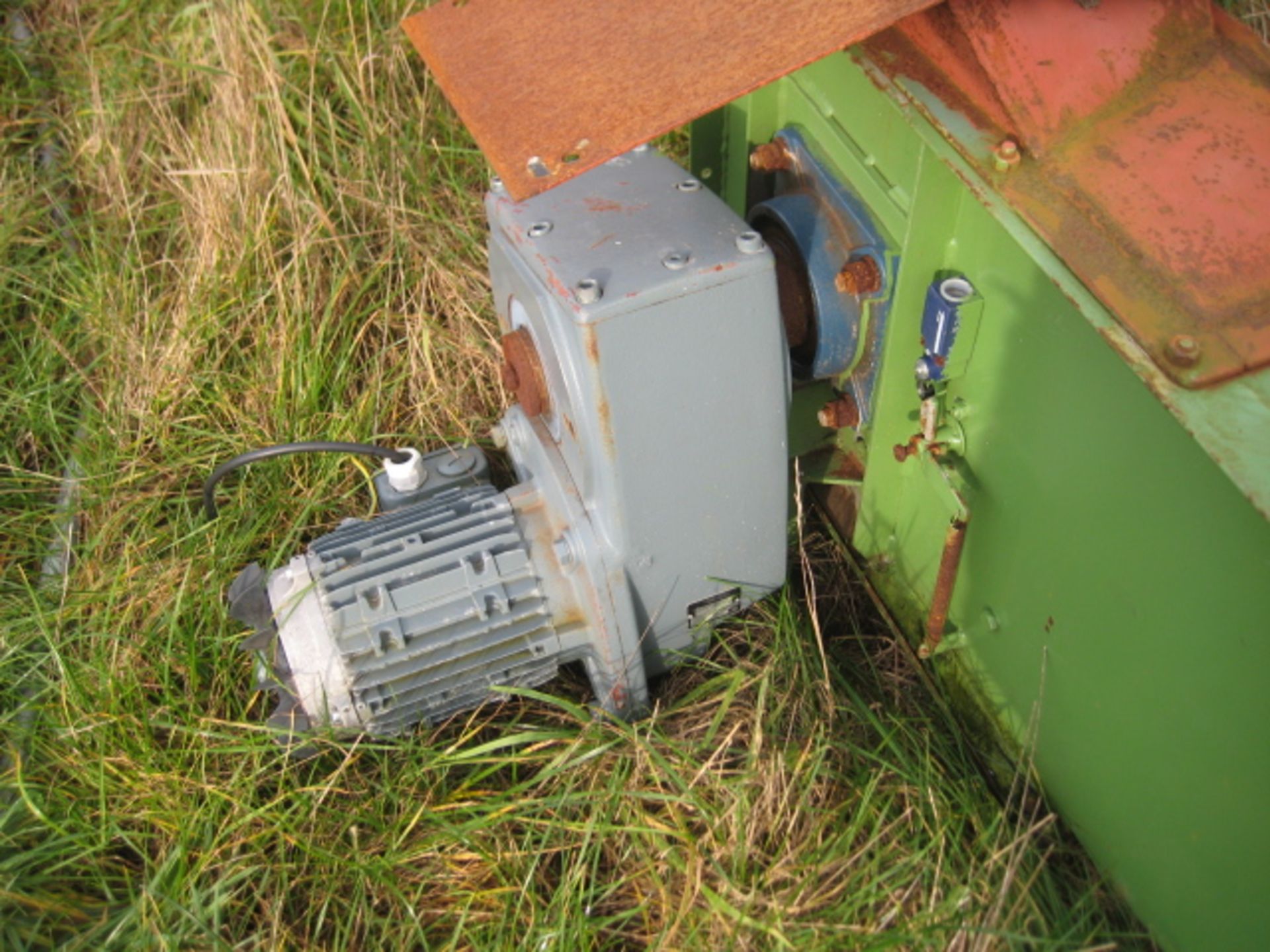 100mm Chain & Flight Conveyor, approx. 5m long, with a body depth of 450mm and an intake hopper 3m - Image 5 of 6