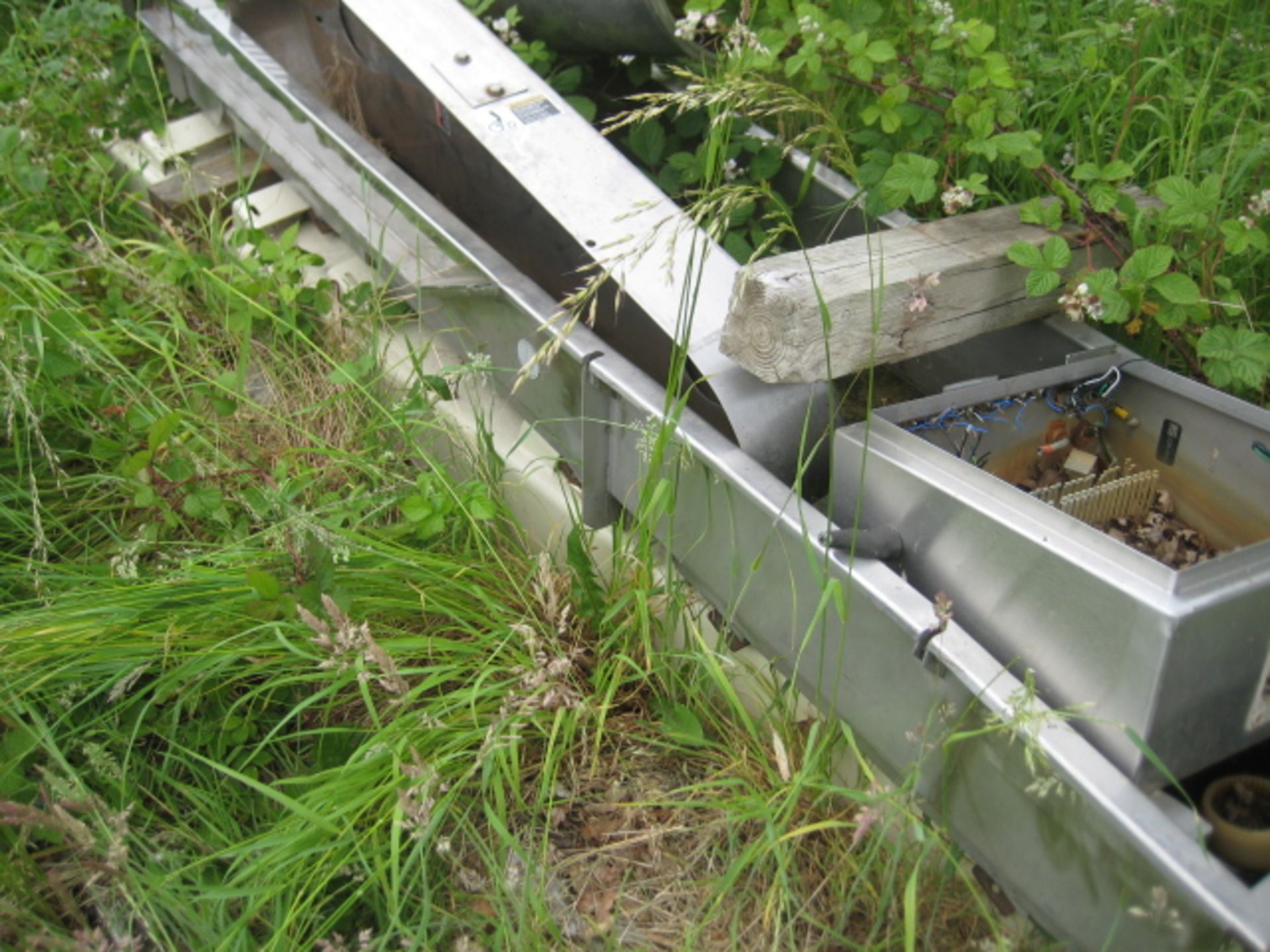 Stainless Steel Tray Feeder, approx. 450mm wide x 2.5m long, with mild steel base (no support blades