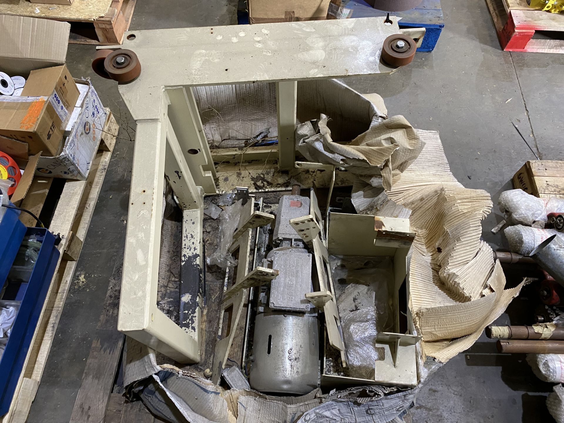 Equipment, on pallet, including geared electric motor Lot located at the Gold Line Feeds Ltd, - Image 3 of 3