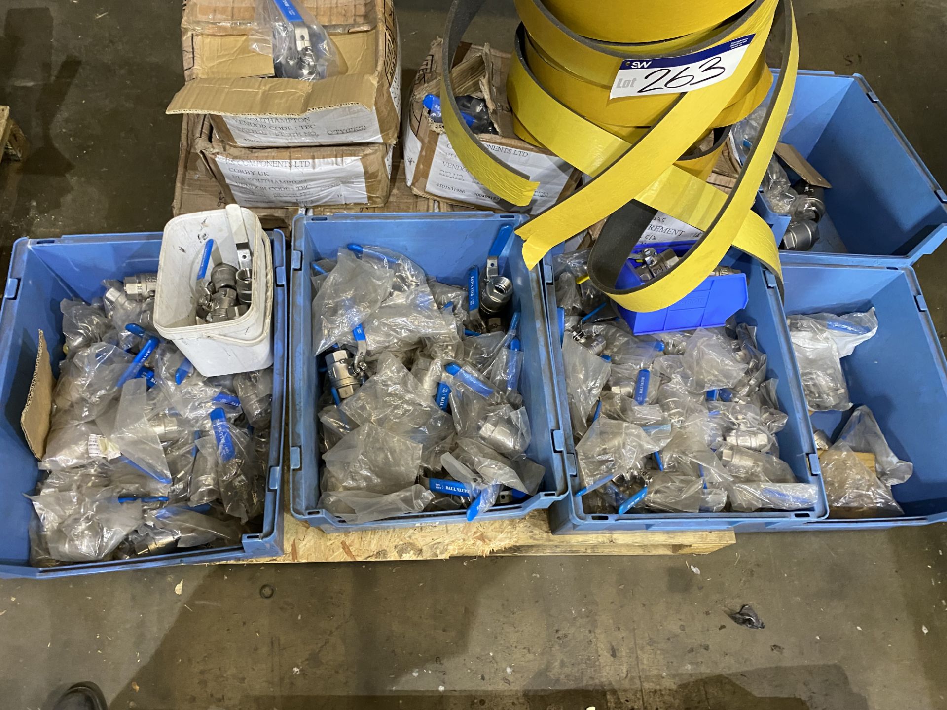 ASSORTED EQUIPMENT INCLUDING MAINLY STAINLESS STEEL BALL VALVES, on pallet, including mainly - Image 5 of 6