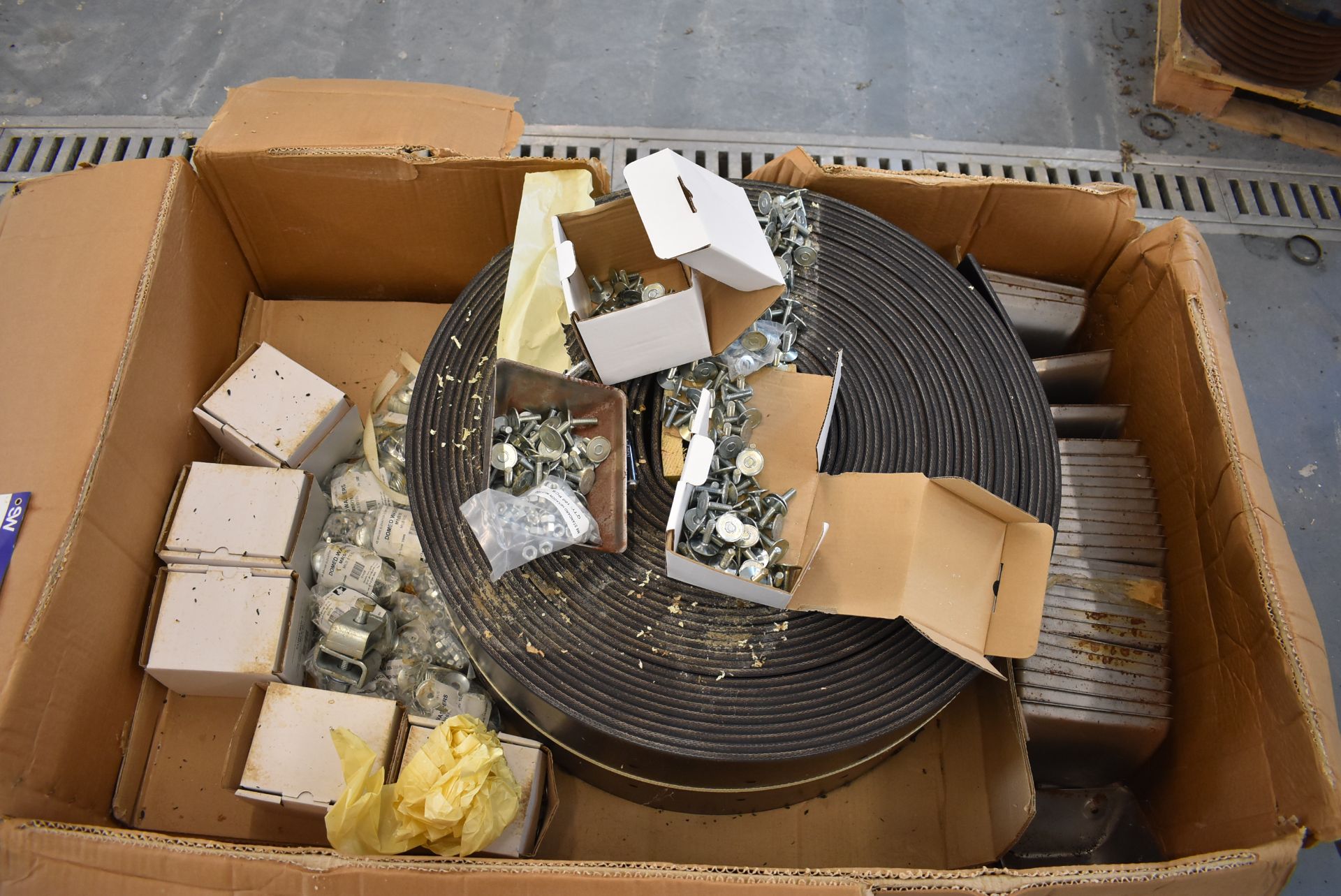 300mm wide Elevator Belt (unused), with elevator bucket 190mm wide x 140mm x 85mm deep, with fixings - Image 3 of 3