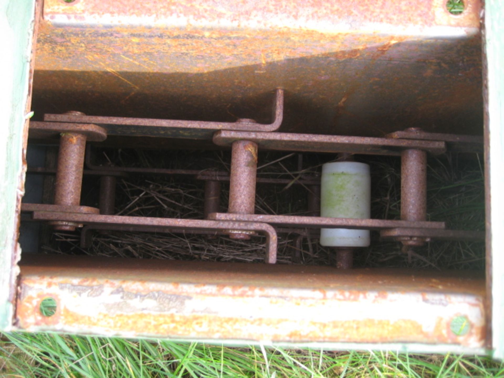 100mm Chain & Flight Conveyor, approx. 5m long, with a body depth of 450mm and an intake hopper 3m - Image 3 of 6