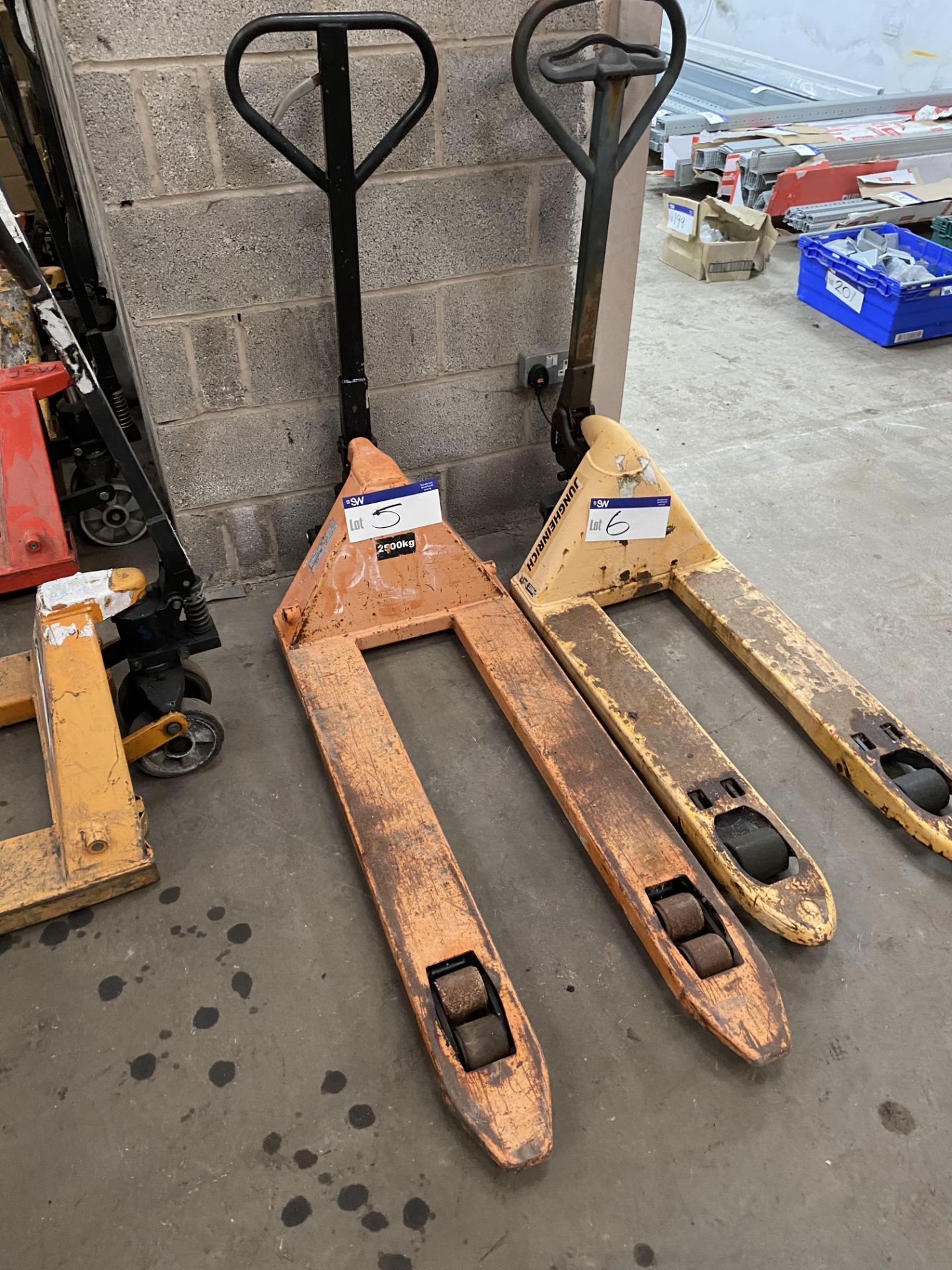 2500kg Hand Hydraulic Pallet Truck, forks approx.