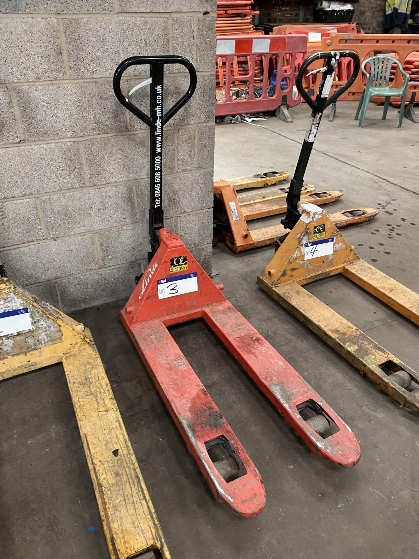 Linde 2000kg Hand Hydraulic Pallet Truck, forks ap