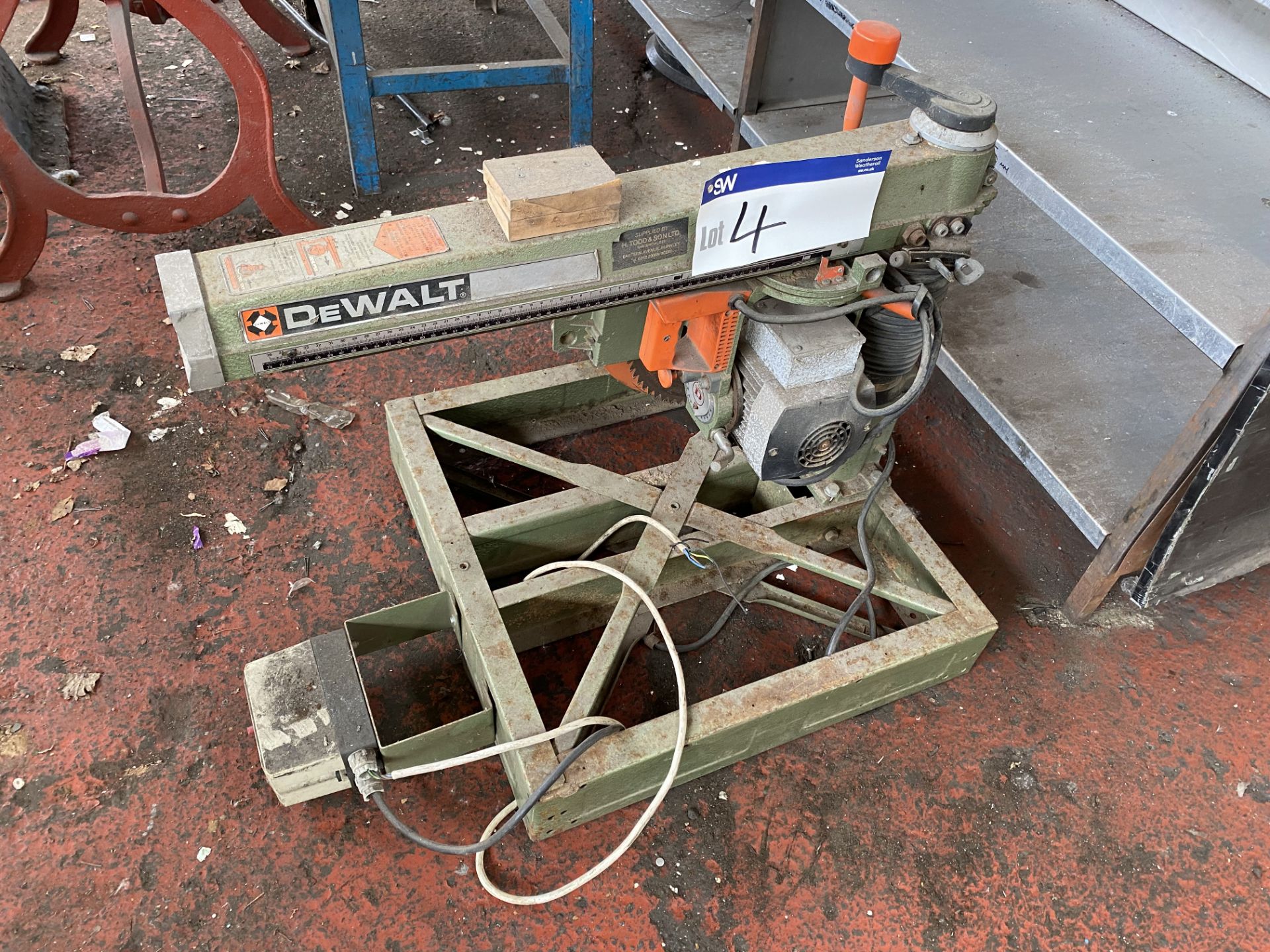 DeWalt DW8003 Radial Arm Saw, with approx. 250mm dia. bladePlease read the following important