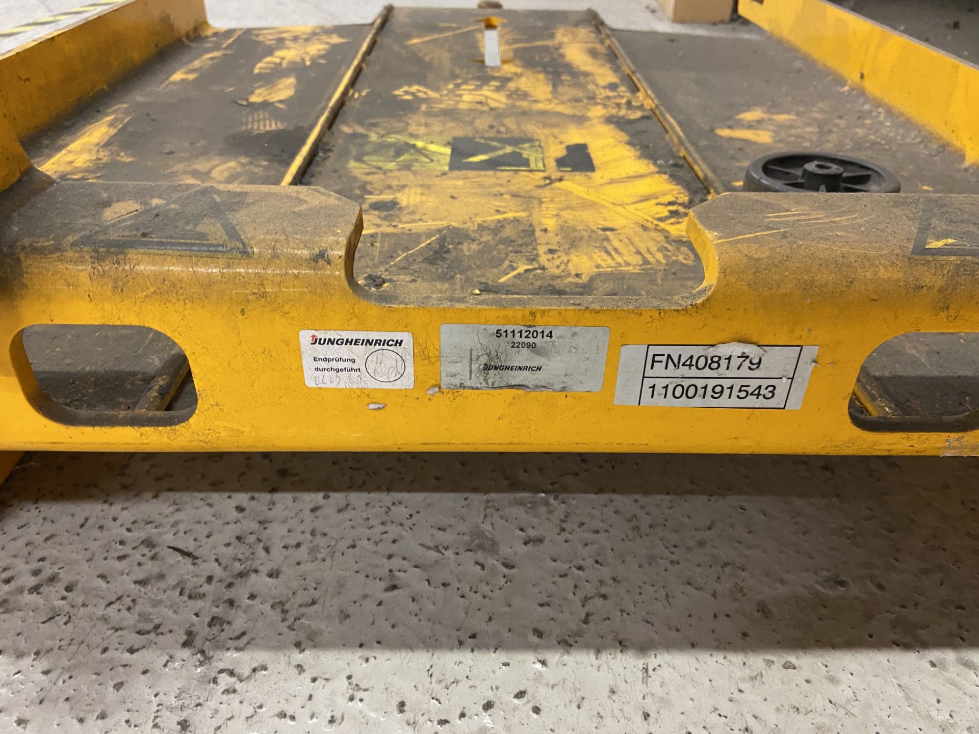 Jungheinrich fork lift truck battery attachment Please read the following important notes:- - Image 2 of 2