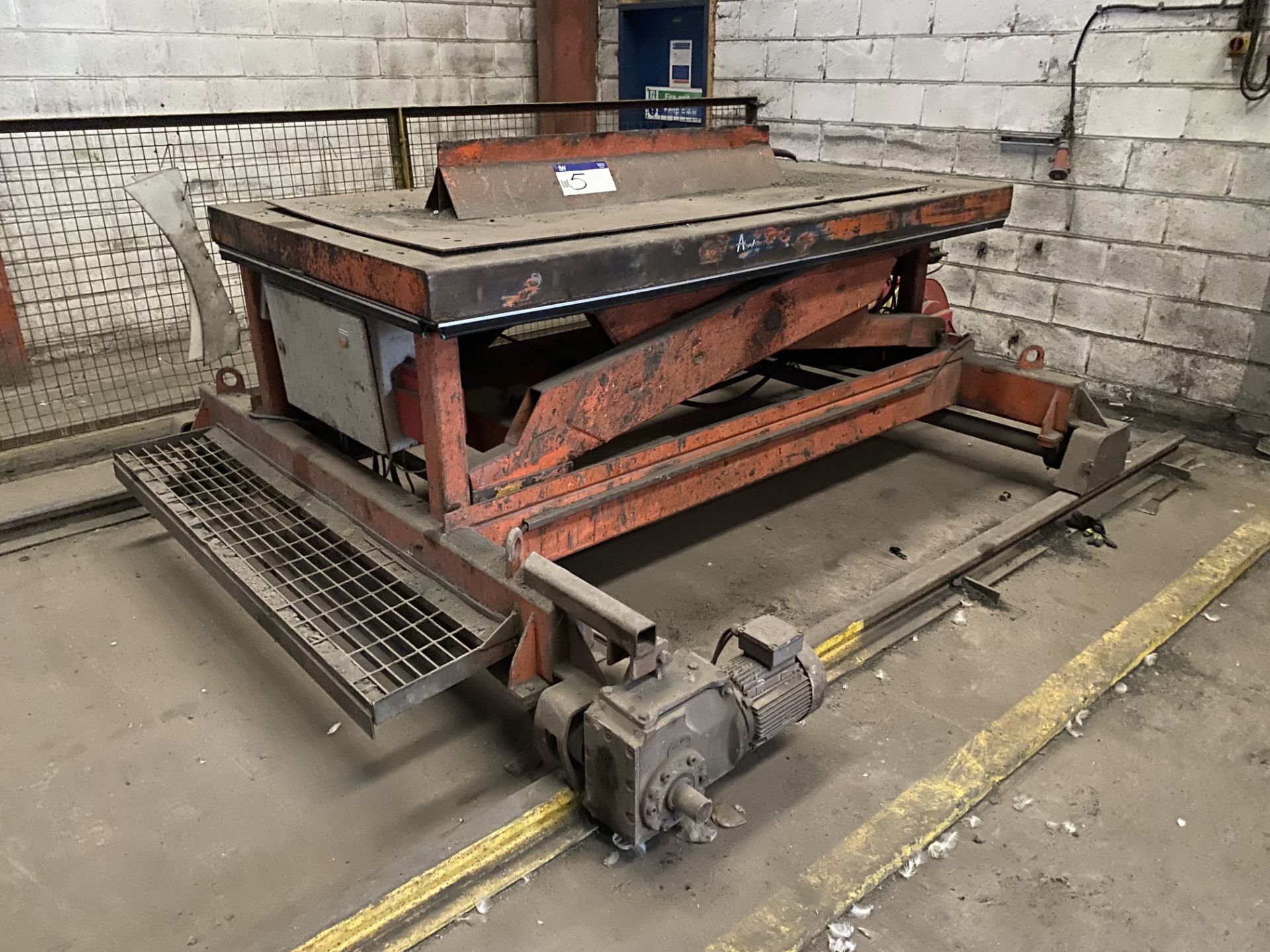 HYDRAULIC SCISSOR LIFT TABLE, approx. 2.5m x 1.3m, with electro-hydraulic power pack, power cable