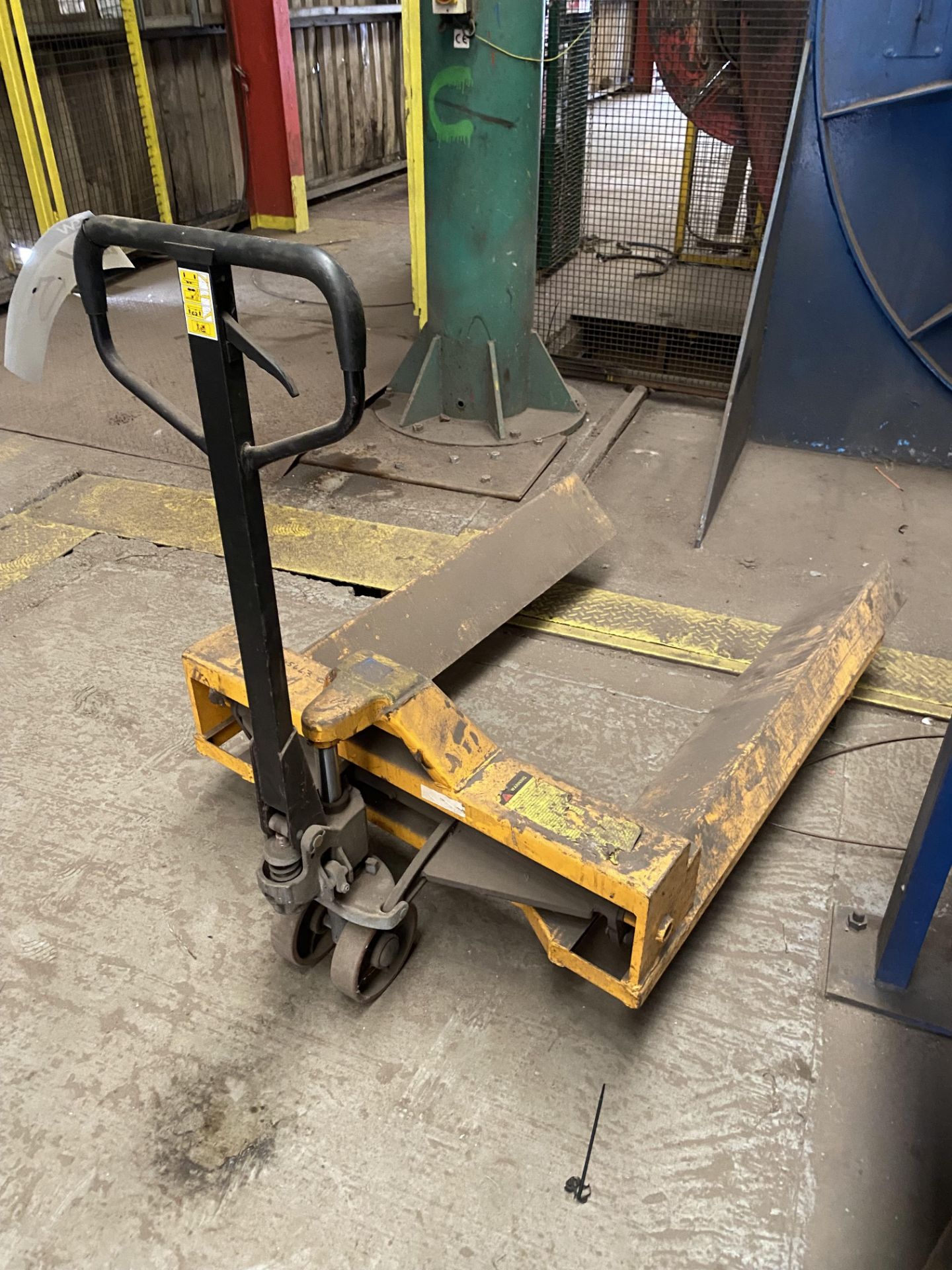 2000kg SWL Hand Hydraulic Beam Truck, serial no. 0000745443, 550mm clearance between forks x - Image 2 of 2