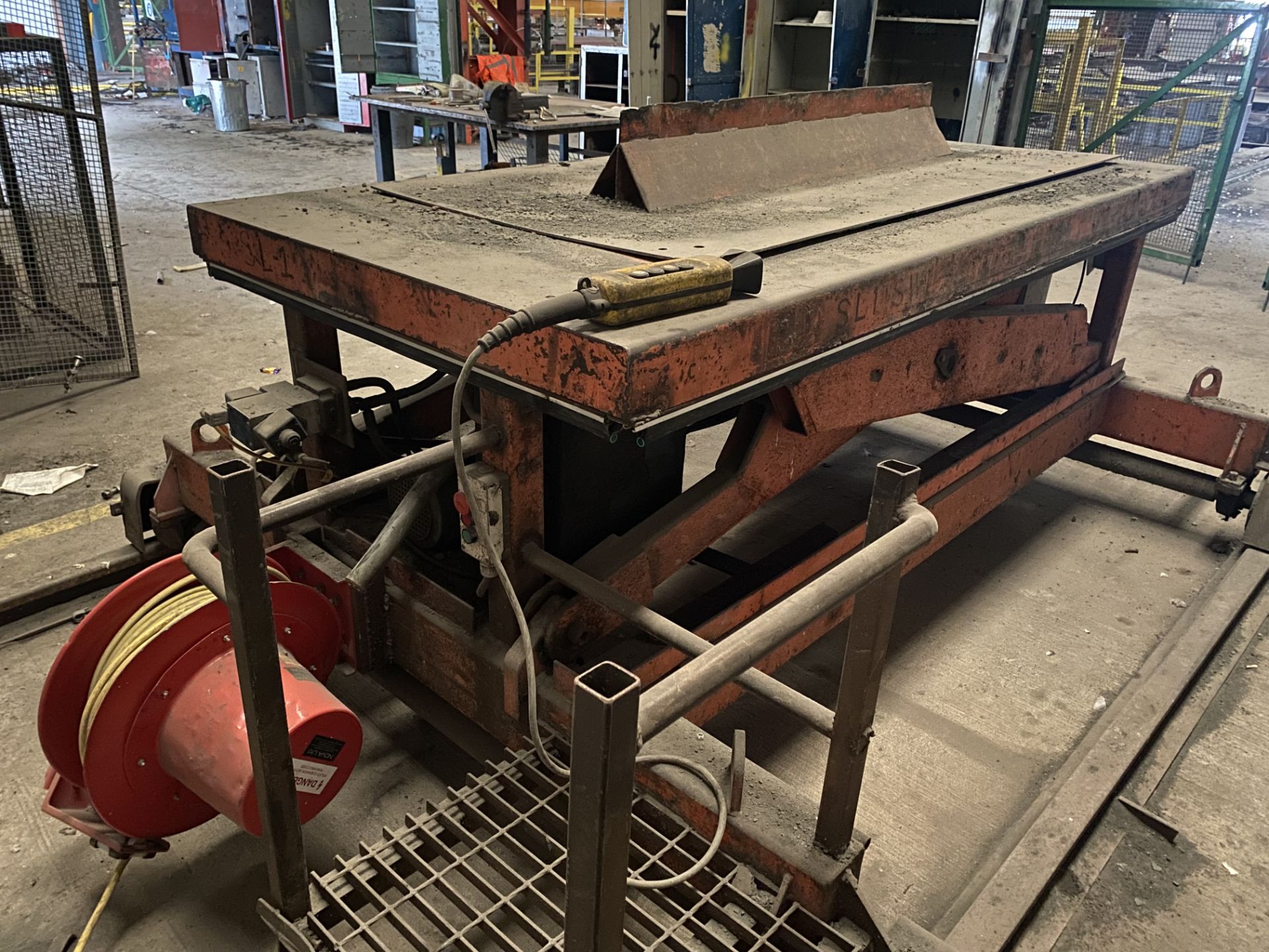 HYDRAULIC SCISSOR LIFT TABLE, approx. 2.5m x 1.3m, with electro-hydraulic power pack, power cable - Image 3 of 5