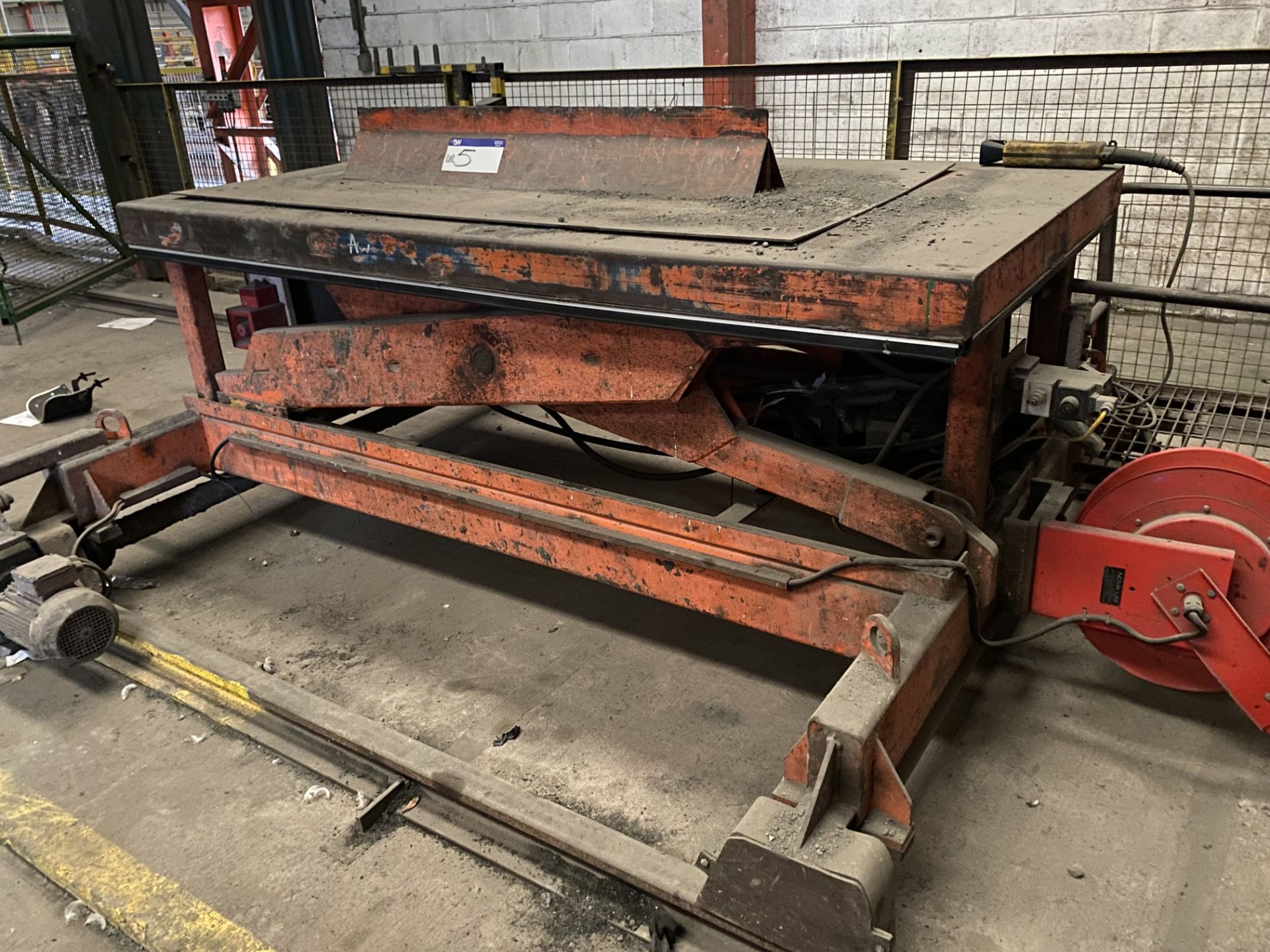 HYDRAULIC SCISSOR LIFT TABLE, approx. 2.5m x 1.3m, with electro-hydraulic power pack, power cable - Image 4 of 5