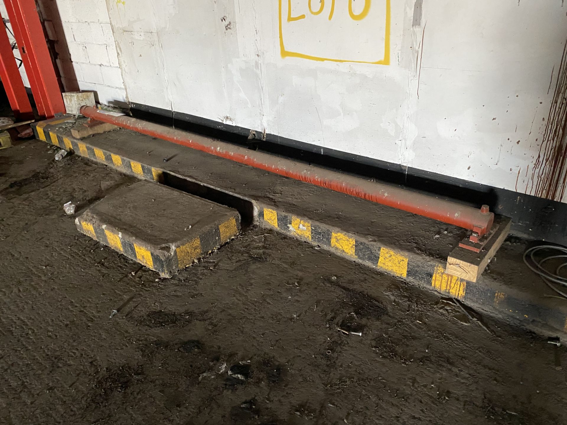 Hydraulic Ram, approx. 4.2m longPlease read the following important notes:- Removal of Lots: A - Image 2 of 2