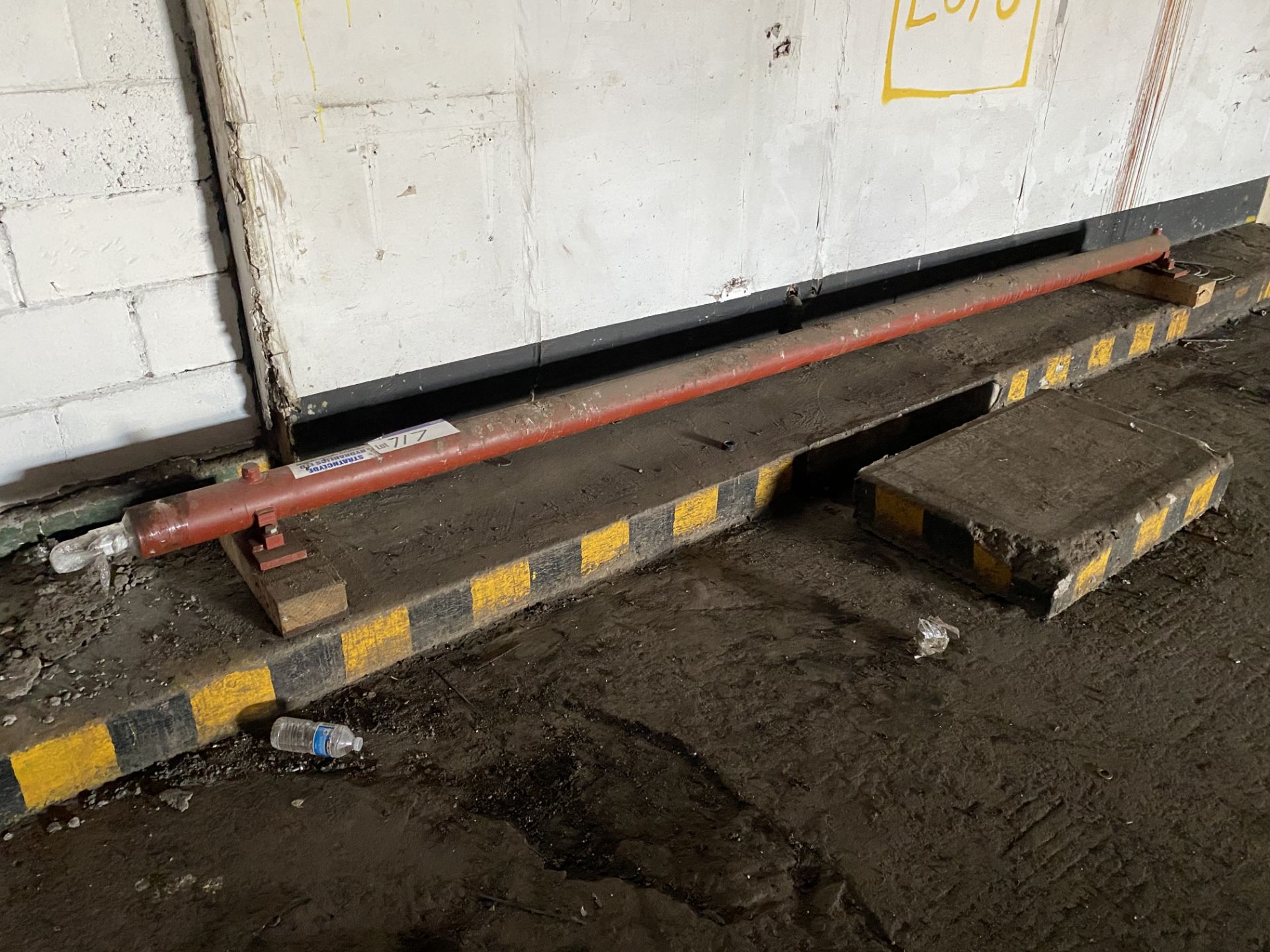 Hydraulic Ram, approx. 4.2m longPlease read the following important notes:- Removal of Lots: A
