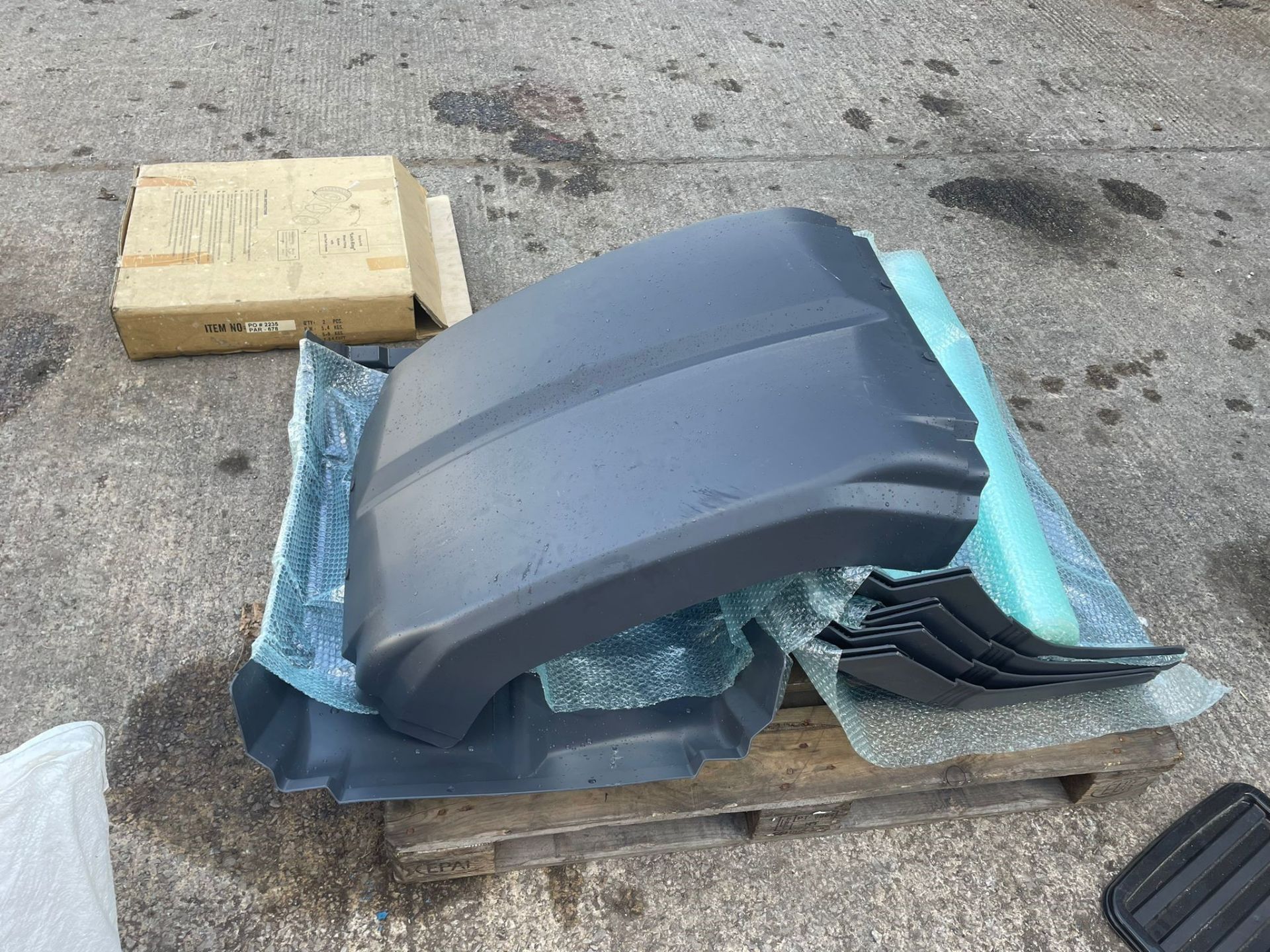 Scania 3 Series Rear Wings (Genuine Scania Parts) (understood to be unused) (this lot is subject - Image 2 of 3