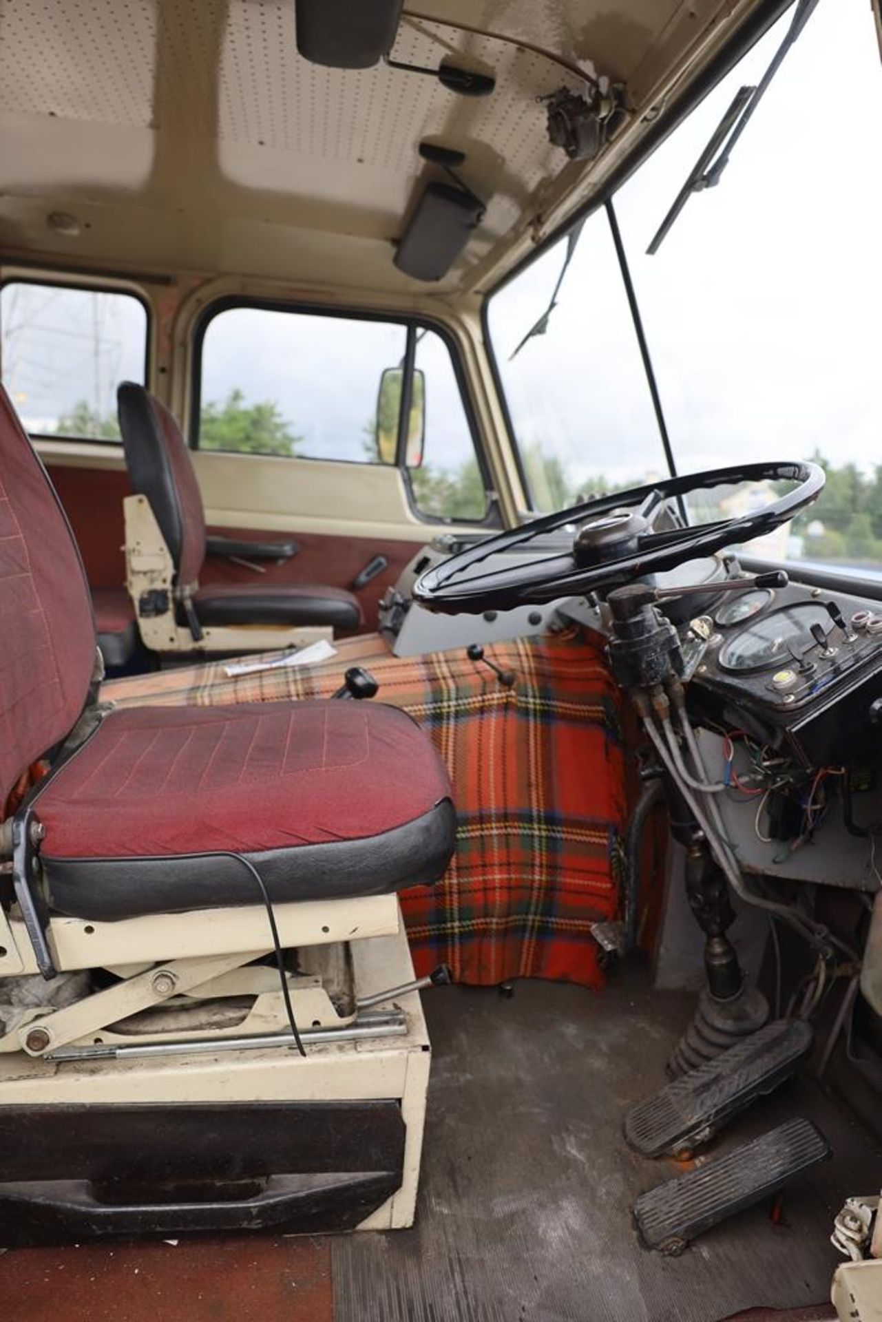 Volvo F88.240 4X2 TRACTOR UNIT, registration no. NAW 500G, date first registered 13/08/1968, fully - Image 9 of 11