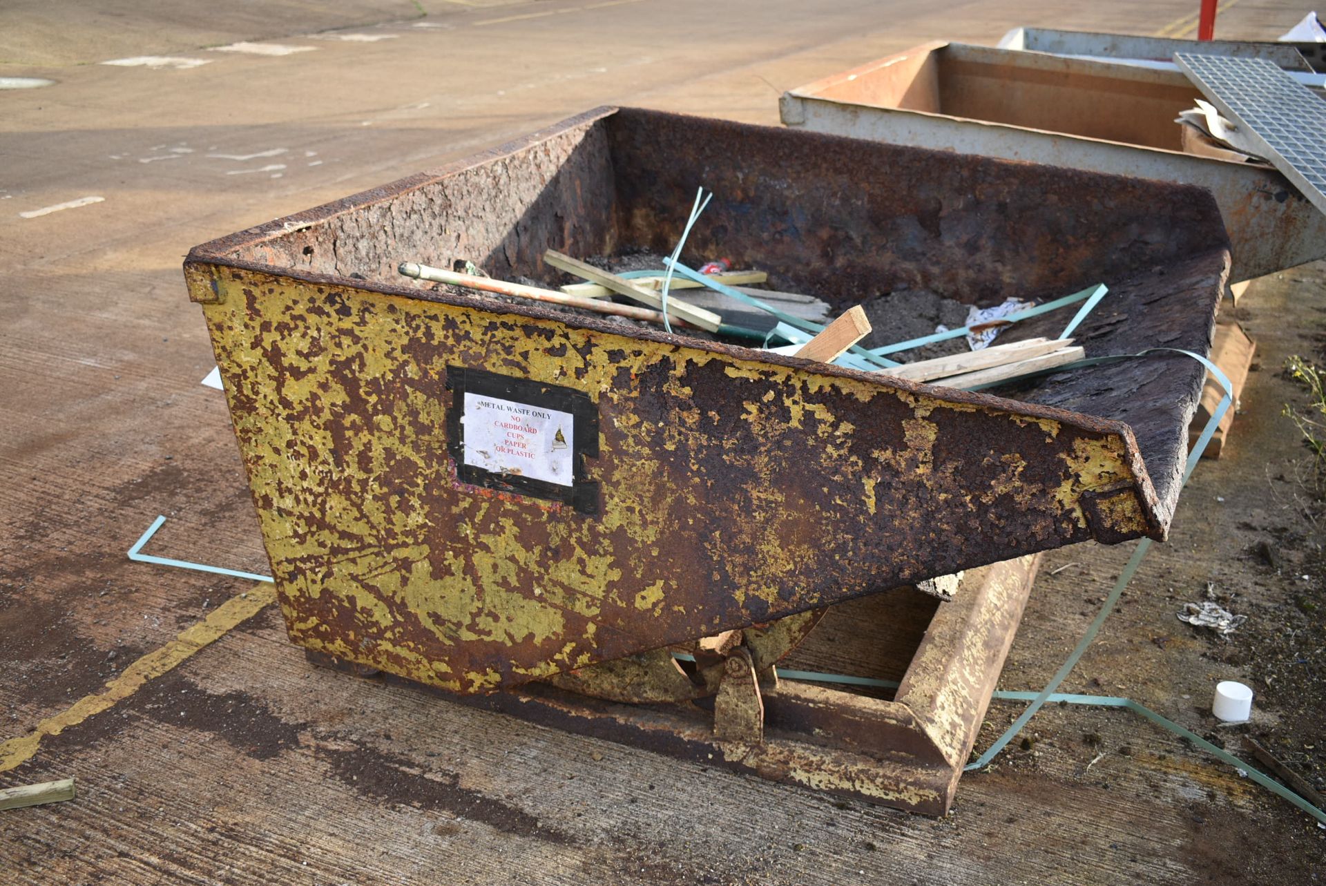 Fork Lift Truck Tipping Skip, with contents - Image 3 of 3